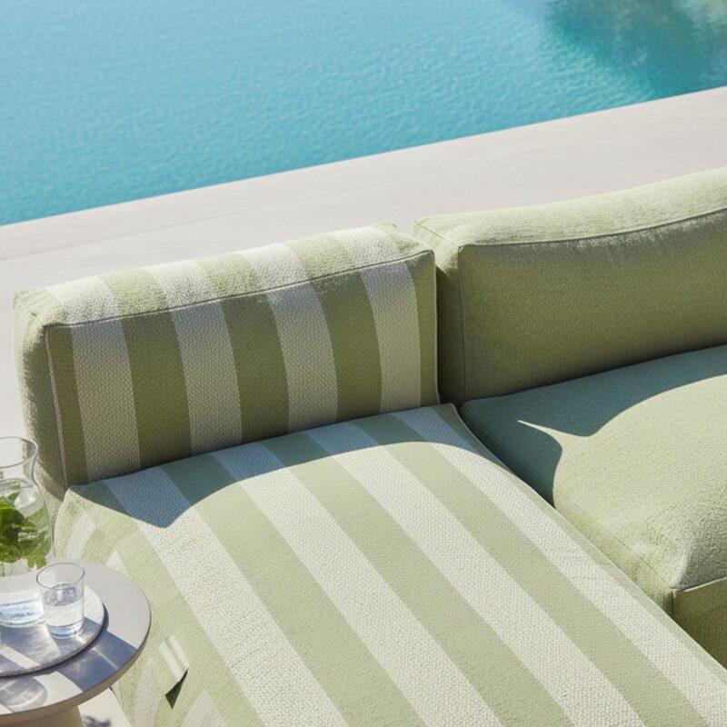 Modulare Gartenmöbel für 5 Personen bestehend aus 2 Kaminstühlen, 1 Ecksessel, 1 Chaiselongue und 1 Hocker im gestreiften Design (2/7)