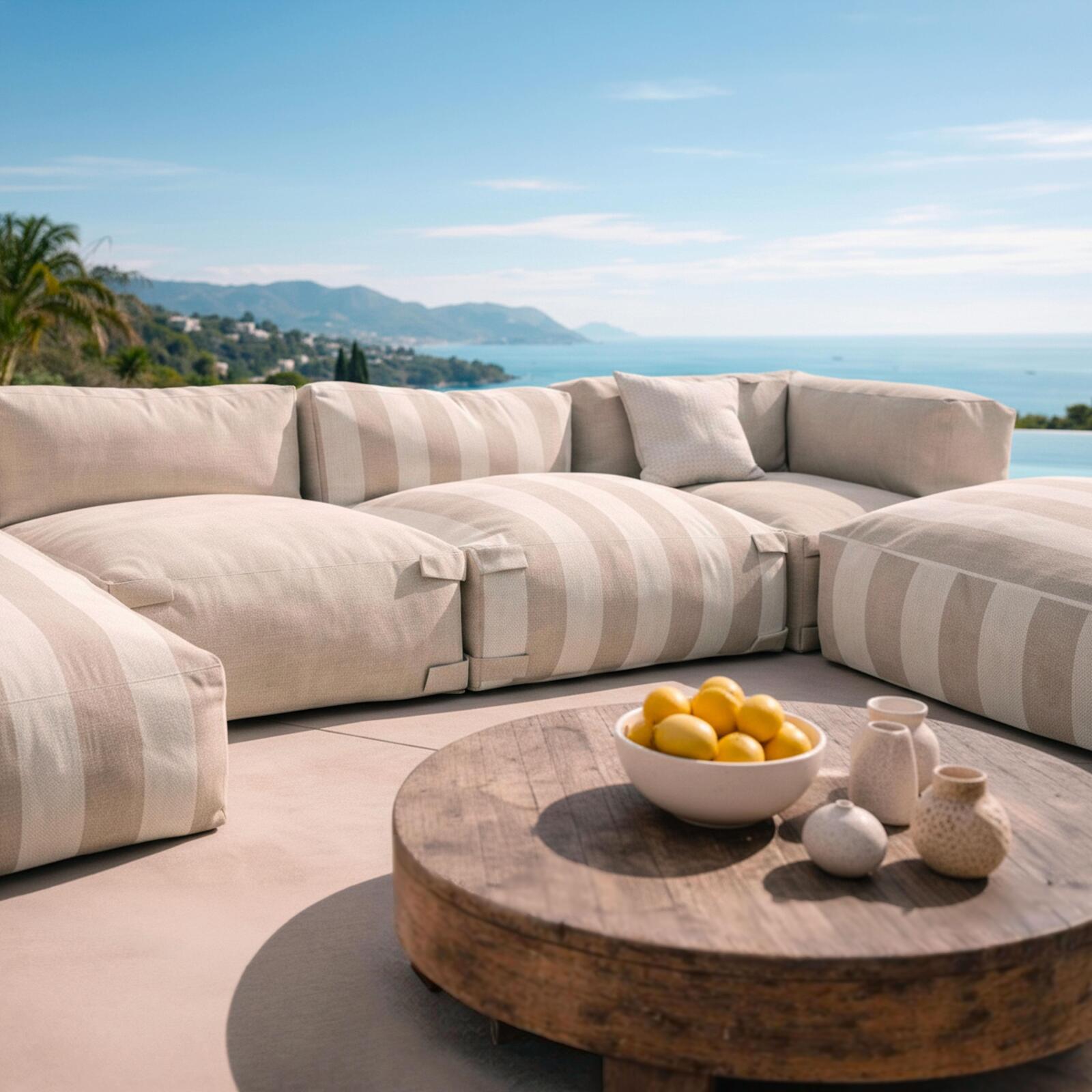 Modulare Gartenmöbel für 5 Personen bestehend aus 2 Kaminstühlen, 1 Ecksessel, 1 Chaiselongue und 1 Hocker im gestreiften Design