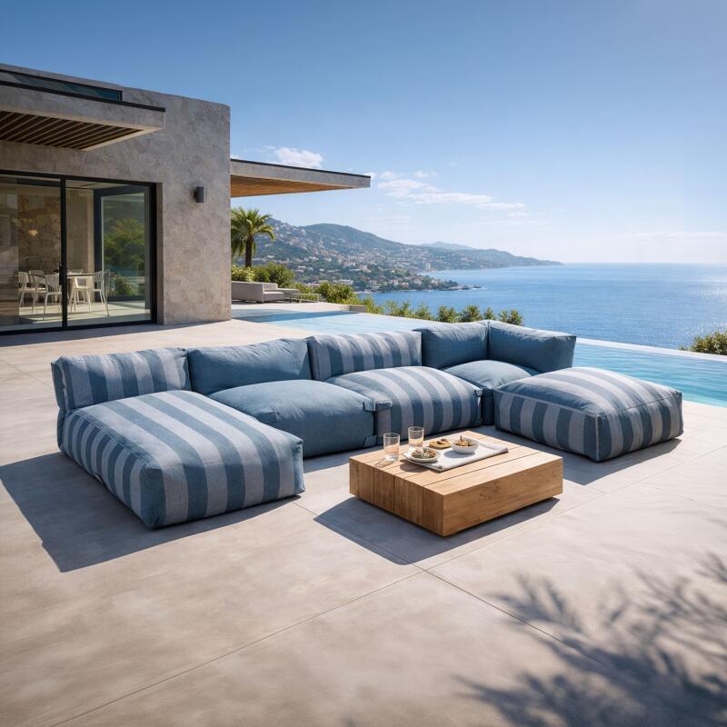 Modulare Gartenmöbel für 5 Personen bestehend aus 2 Kaminstühlen, 1 Ecksessel, 1 Chaiselongue und 1 Hocker im gestreiften Design