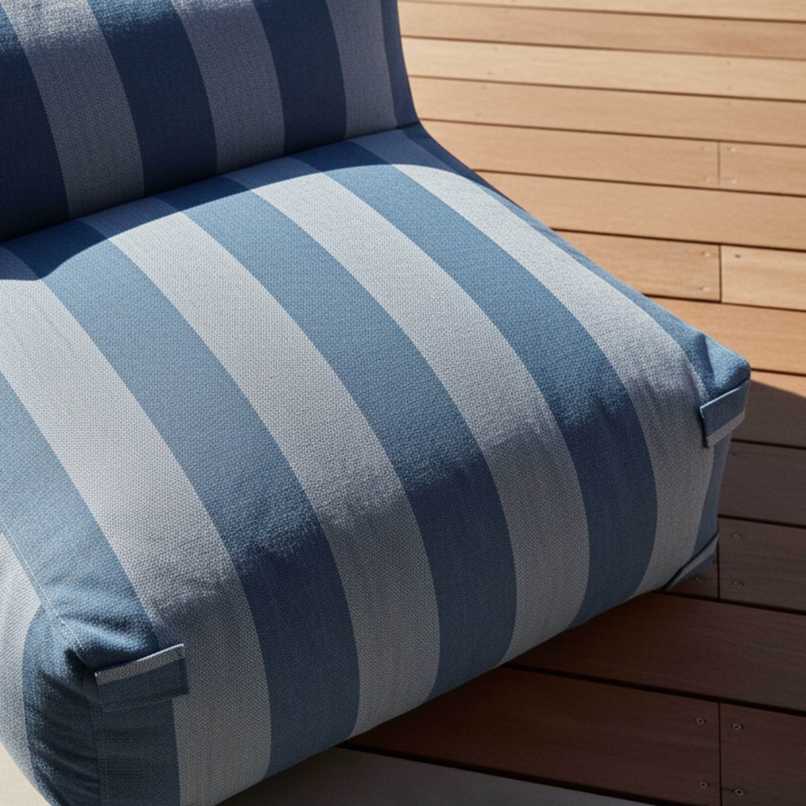 Sessel im gestreiften Design für ein modulares Outdoor-Sofa