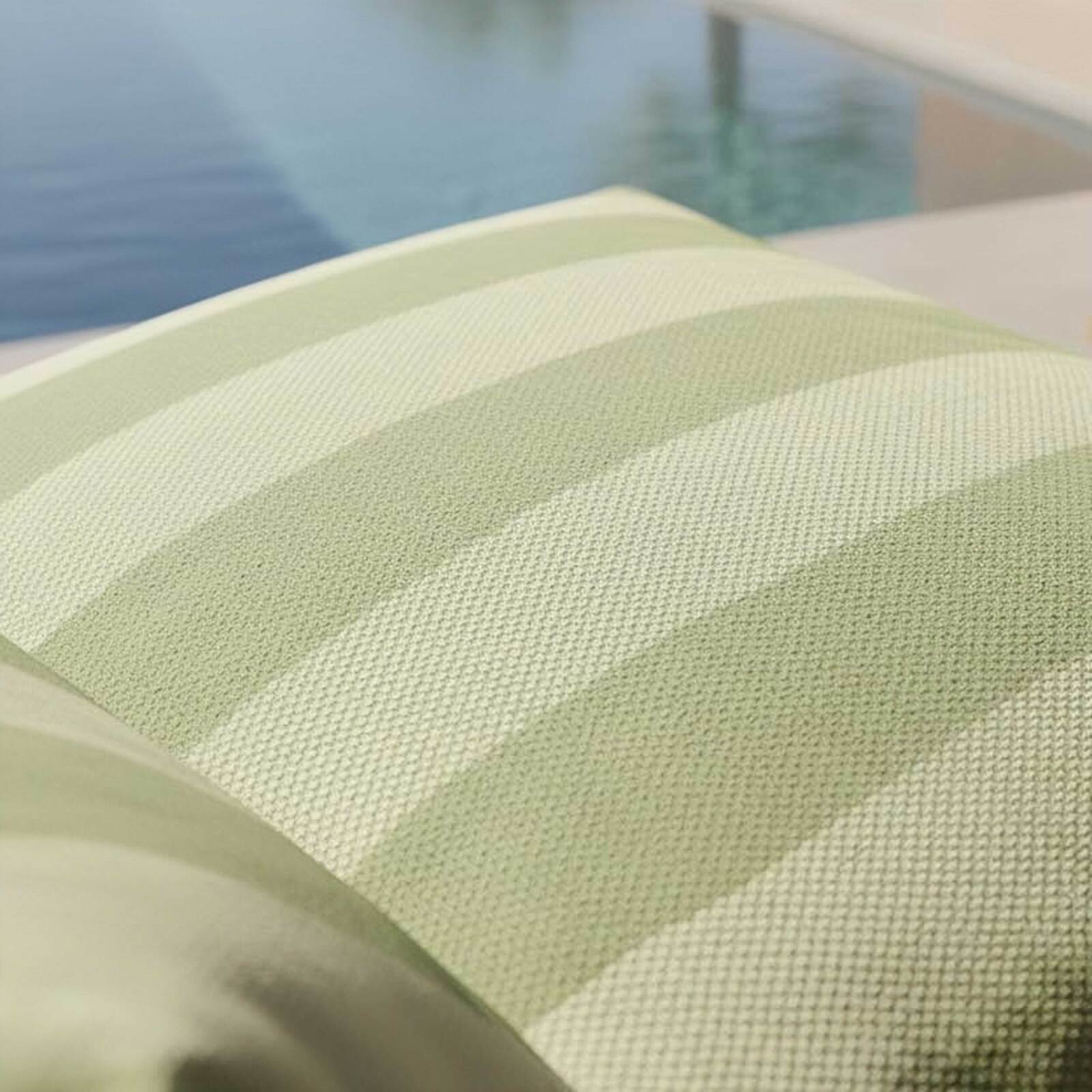 Modulare Gartenmöbel für 5 Personen bestehend aus 2 Kaminstühlen, 1 Ecksessel, 1 Chaiselongue und 1 Hocker im gestreiften Design