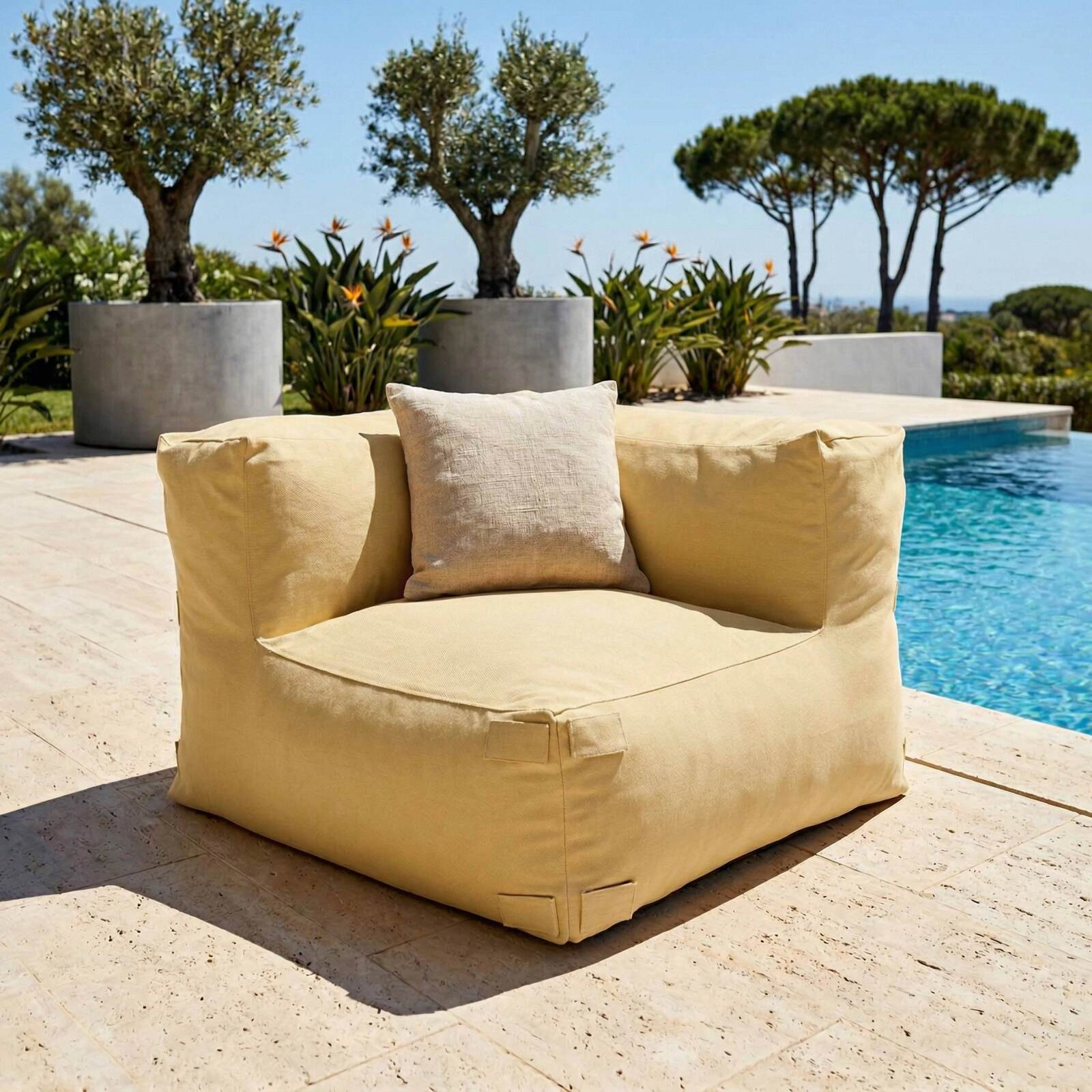 Modulare Gartenmöbel für 5 Personen bestehend aus 2 Kaminstühlen, 1 Ecksessel, 1 Chaiselongue und 1 Hocker im gestreiften Design