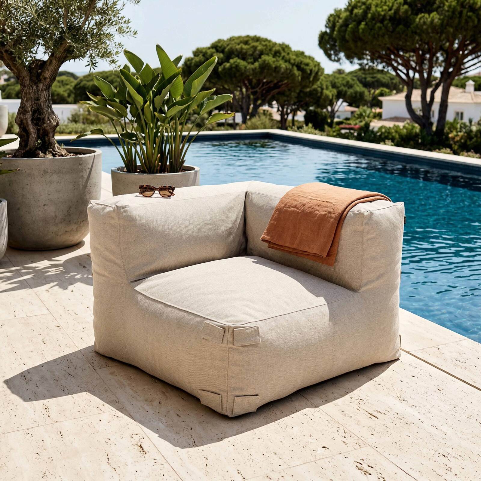 Modulare Gartenmöbel für 5 Personen bestehend aus 2 Kaminstühlen, 1 Ecksessel, 1 Chaiselongue und 1 Hocker im gestreiften Design