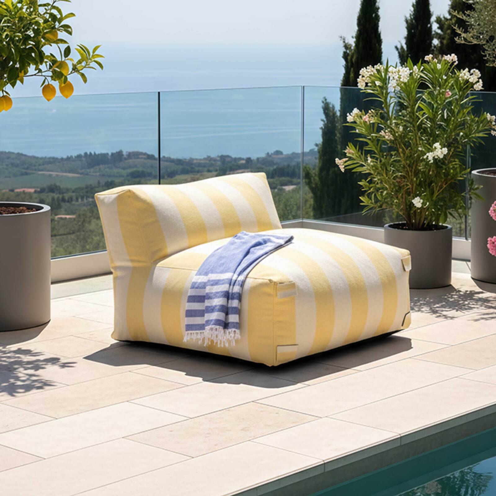 Modulare Gartenmöbel für 5 Personen bestehend aus 2 Kaminstühlen, 1 Ecksessel, 1 Chaiselongue und 1 Hocker im gestreiften Design