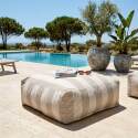 Modulare Gartenmöbel für 5 Personen bestehend aus 2 Kaminstühlen, 1 Ecksessel, 1 Chaiselongue und 1 Hocker im gestreiften Design