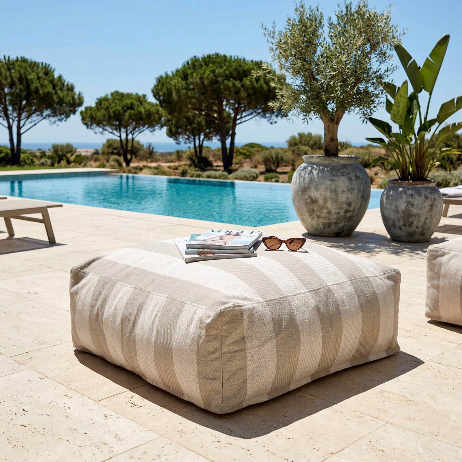 Modulare Gartenmöbel für 5 Personen bestehend aus 2 Kaminstühlen, 1 Ecksessel, 1 Chaiselongue und 1 Hocker im gestreiften Design