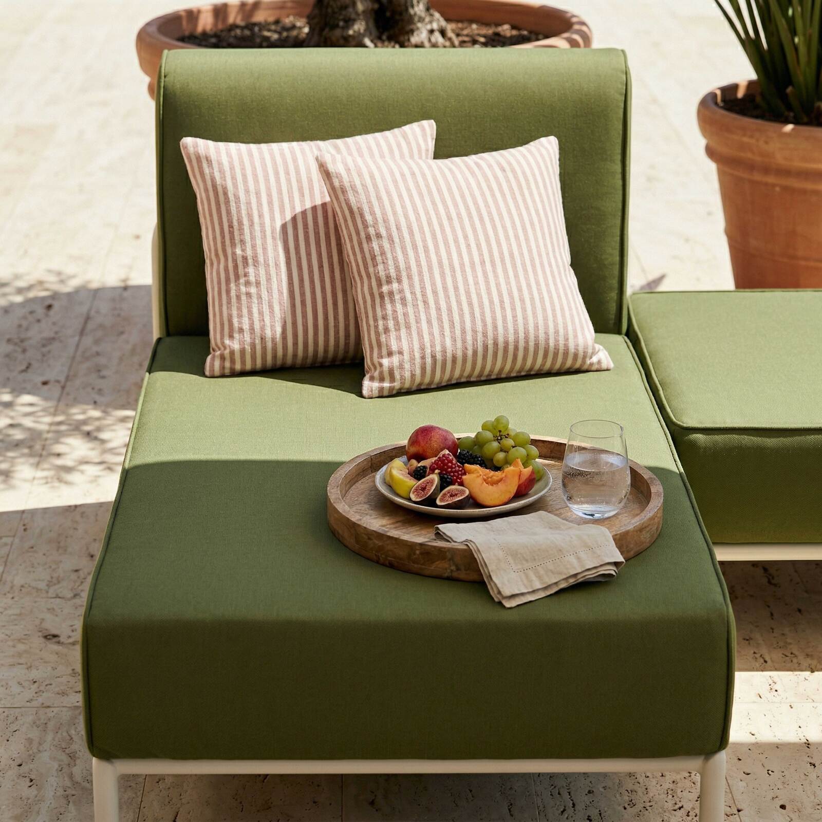 Modulare Gartenmöbel für 2 Personen bestehend aus 2 Chaiselongues und 1 Sitzsack