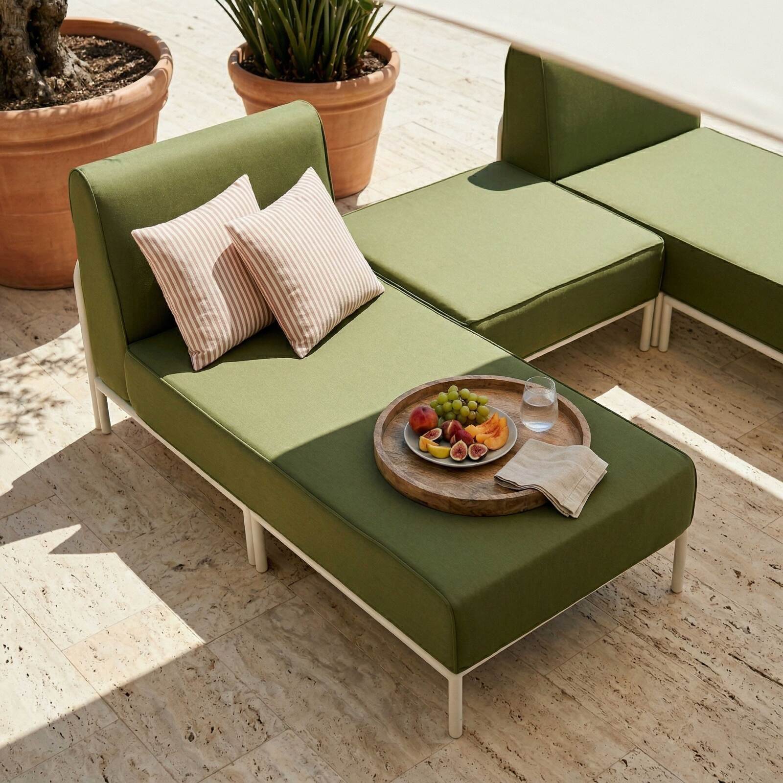 Modulare Gartenmöbel für 2 Personen bestehend aus 2 Chaiselongues und 1 Sitzsack