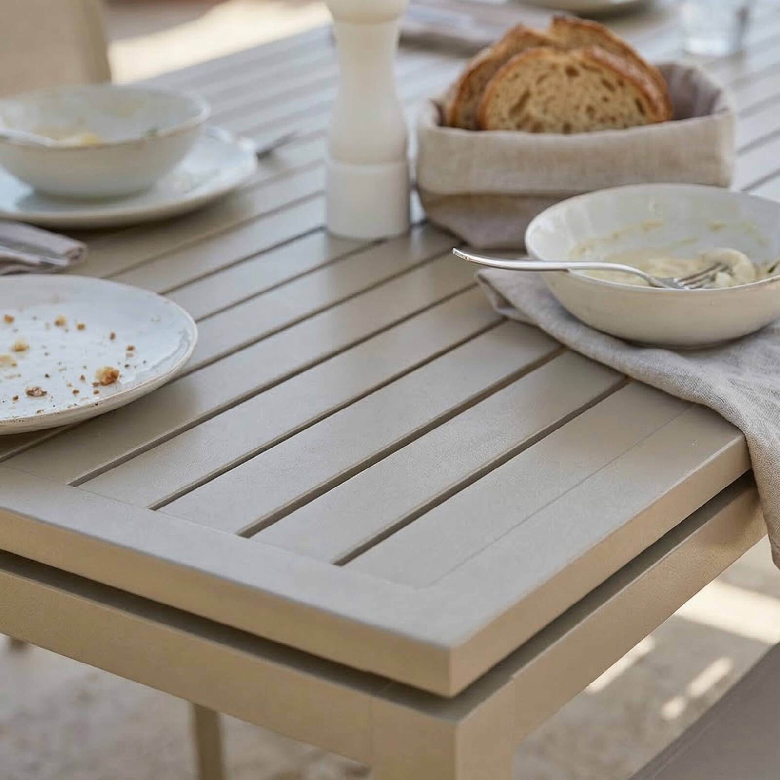 Ausziehbarer Gartentisch aus Aluminium, 180/240x90 cm, und 8 Stühle aus Textilene