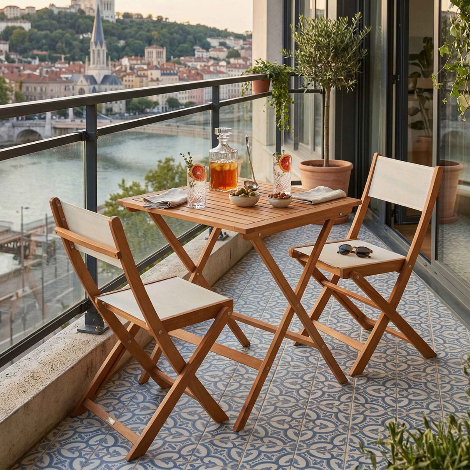 Quadratischer Gartentisch, klappbar, aus FSC®-Eukalyptusholz, 70x70 cm, und 2 Stühle aus Textilene, klappbar