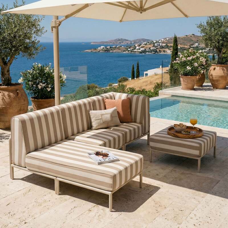 Modulare Gartenmöbel für 4 Personen bestehend aus 1 Sessel, 1 Ecksessel, 1 Chaiselongue und 1 Sitzsack im gestreiften Design