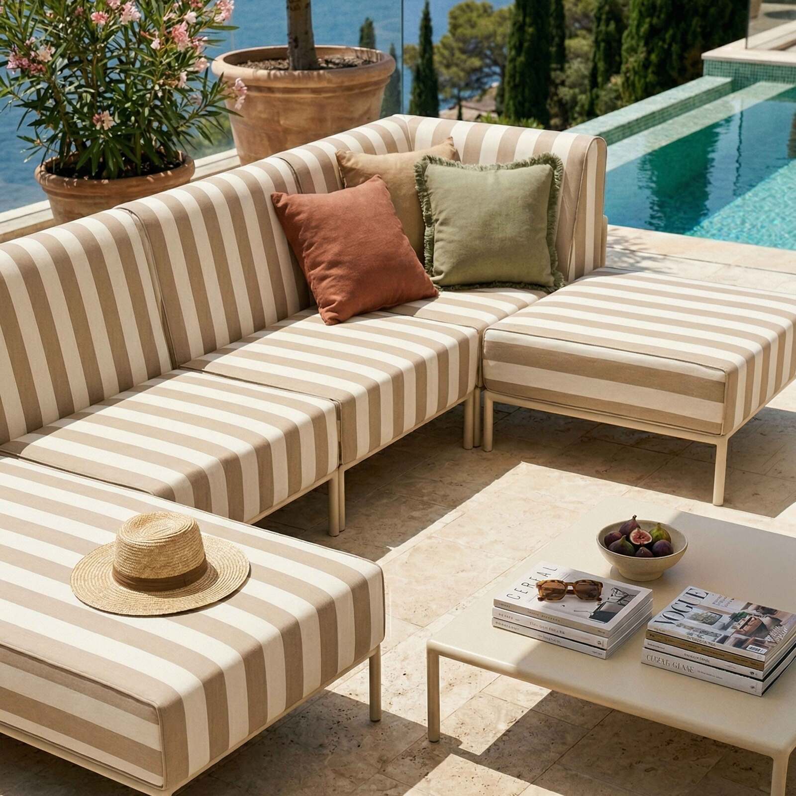 Modulare Gartenmöbel für 5 Personen bestehend aus 2 Sesseln, 1 Ecksessel, 1 Chaiselongue und 1 Sitzsack im gestreiften Design