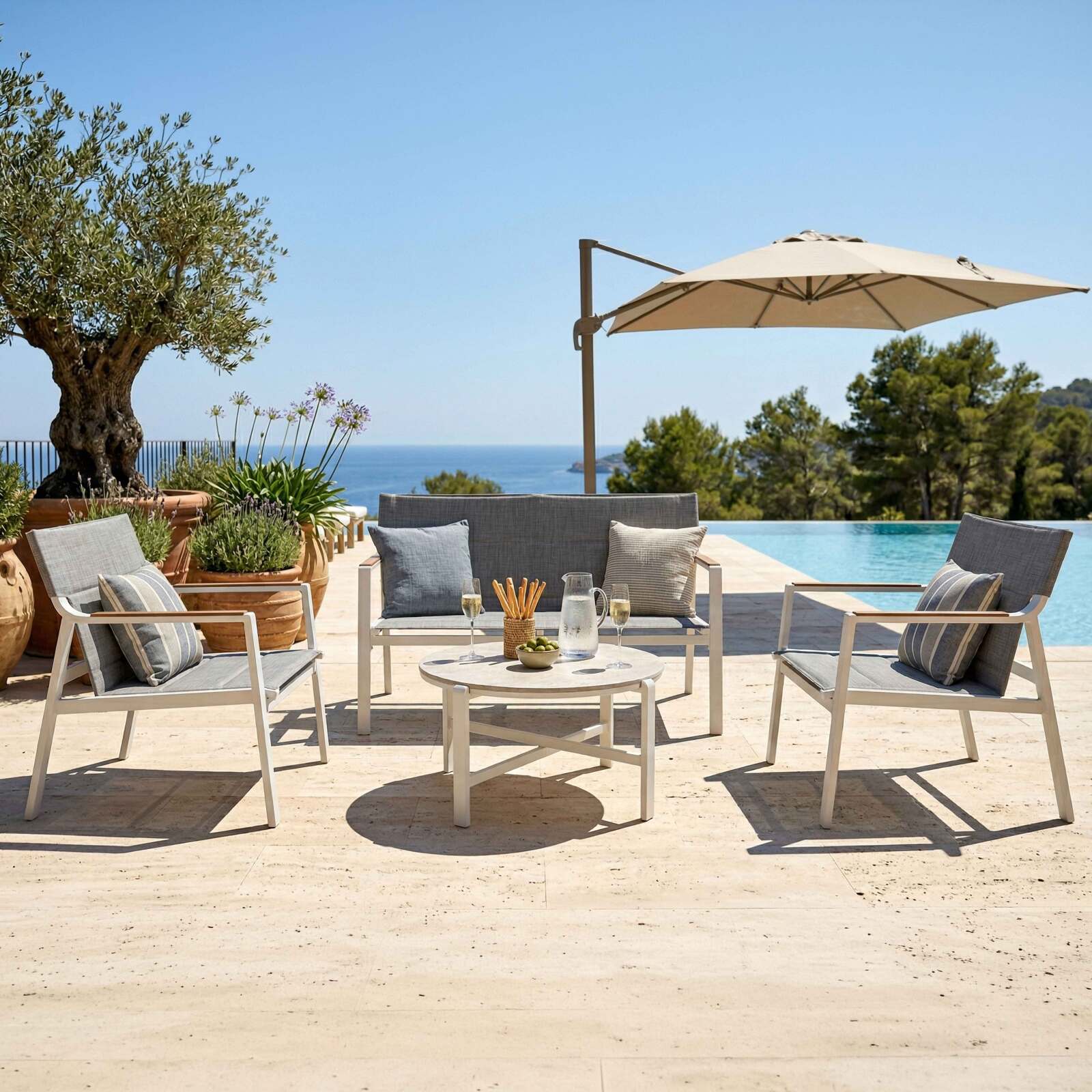 4-Sitzer-Gartenmöbel aus Aluminium mit 1 Sofa, 2 Sesseln und Couchtisch