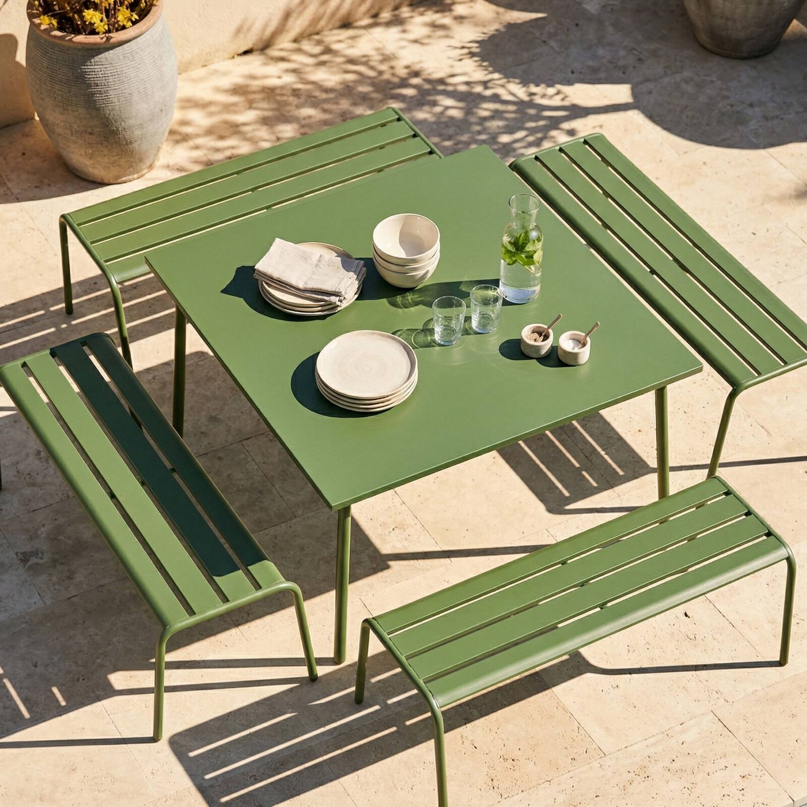 Quadratischer Gartentisch aus Metall, 120x120 cm, und 4 Bänke