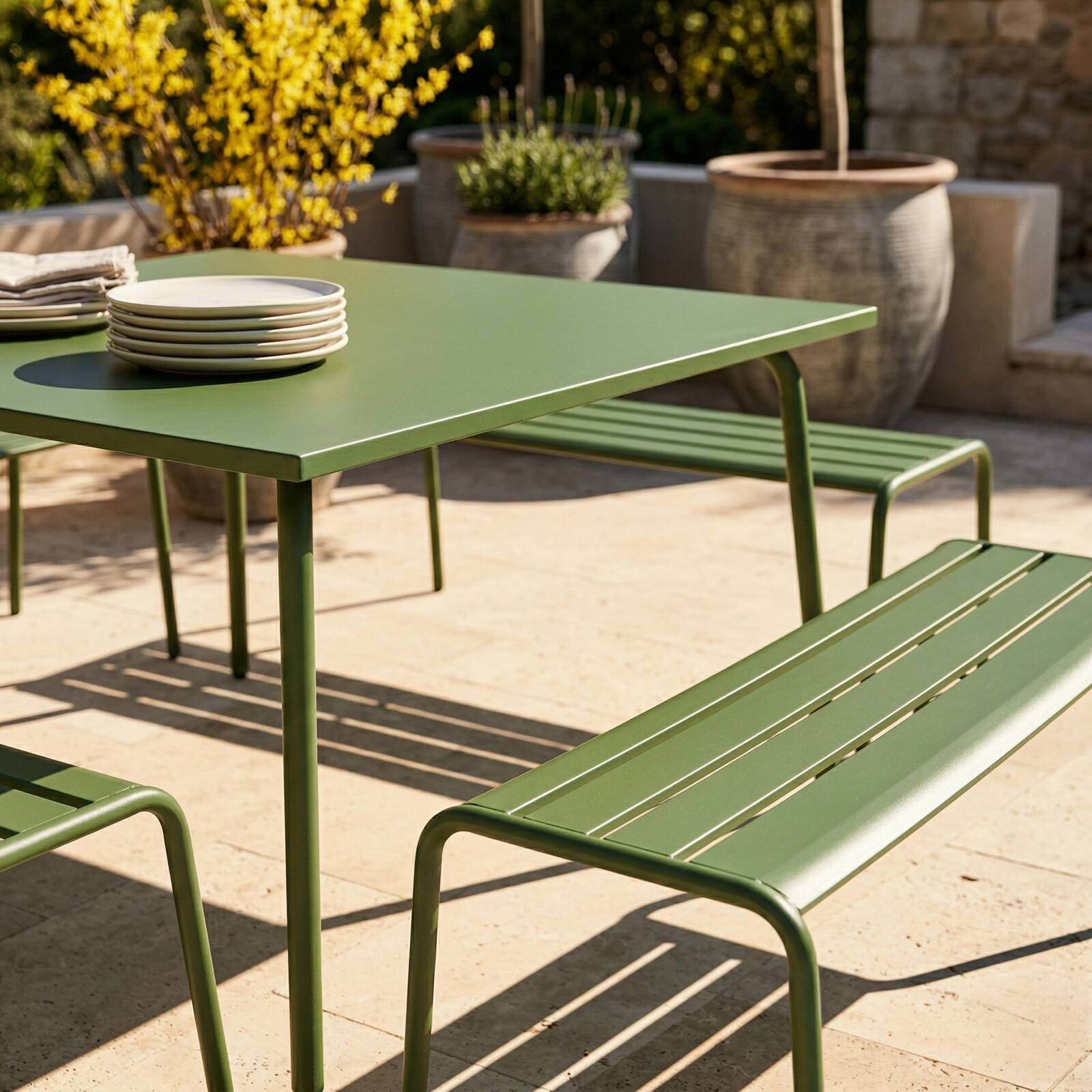 Quadratischer Gartentisch aus Metall, 120x120 cm, und 4 Bänke
