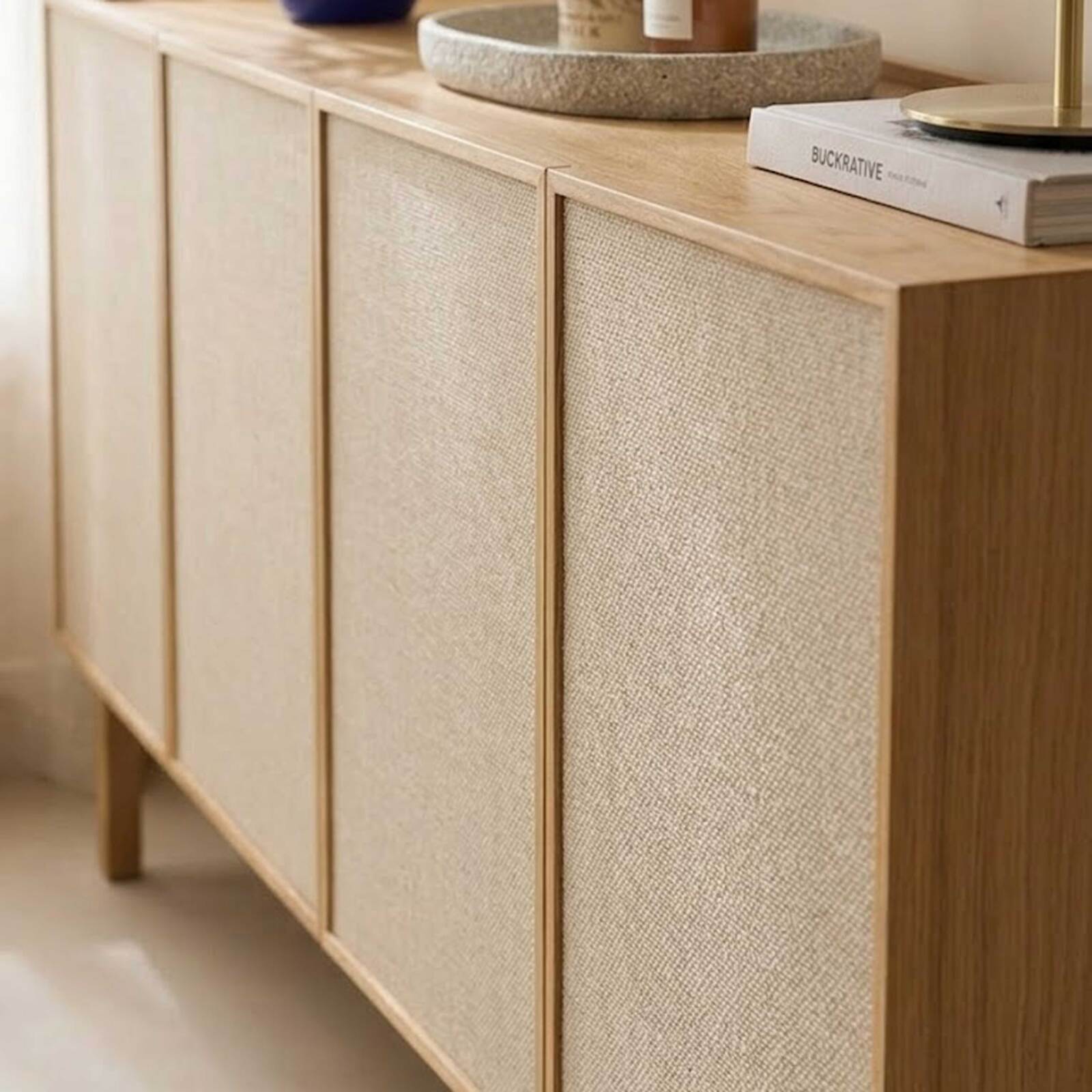 Sideboard in Holzoptik und Stoff, 4 Türen, 180 cm, skandinavischer Stil