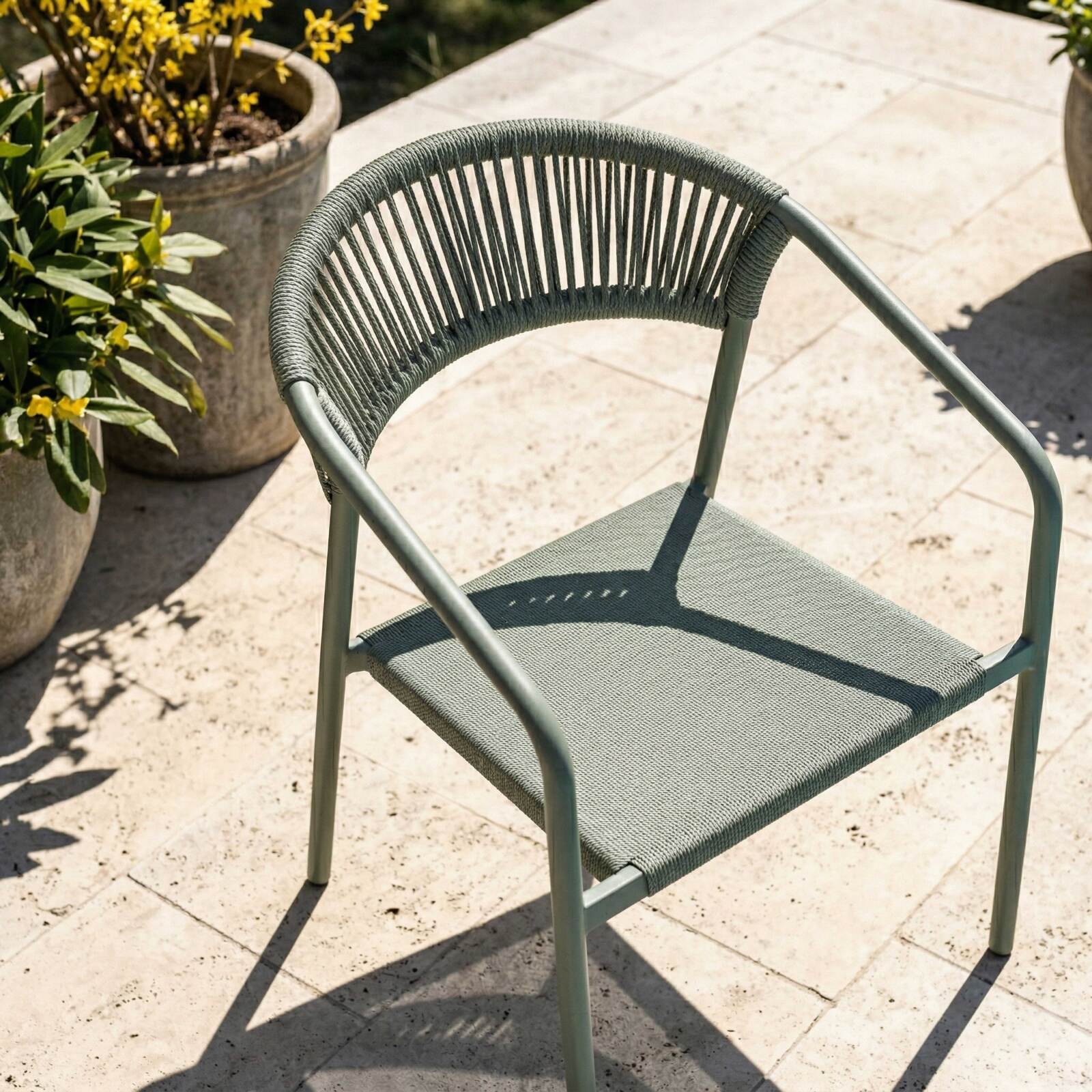 Gartenstuhl aus Aluminium und synthetischem Rattan mit Armlehnen