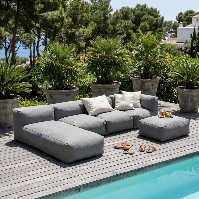 Modulare Gartenmöbel für 5 Personen bestehend aus 2 Kaminstühlen, 1 Ecksessel, 1 Chaiselongue und 1 Sitzsack