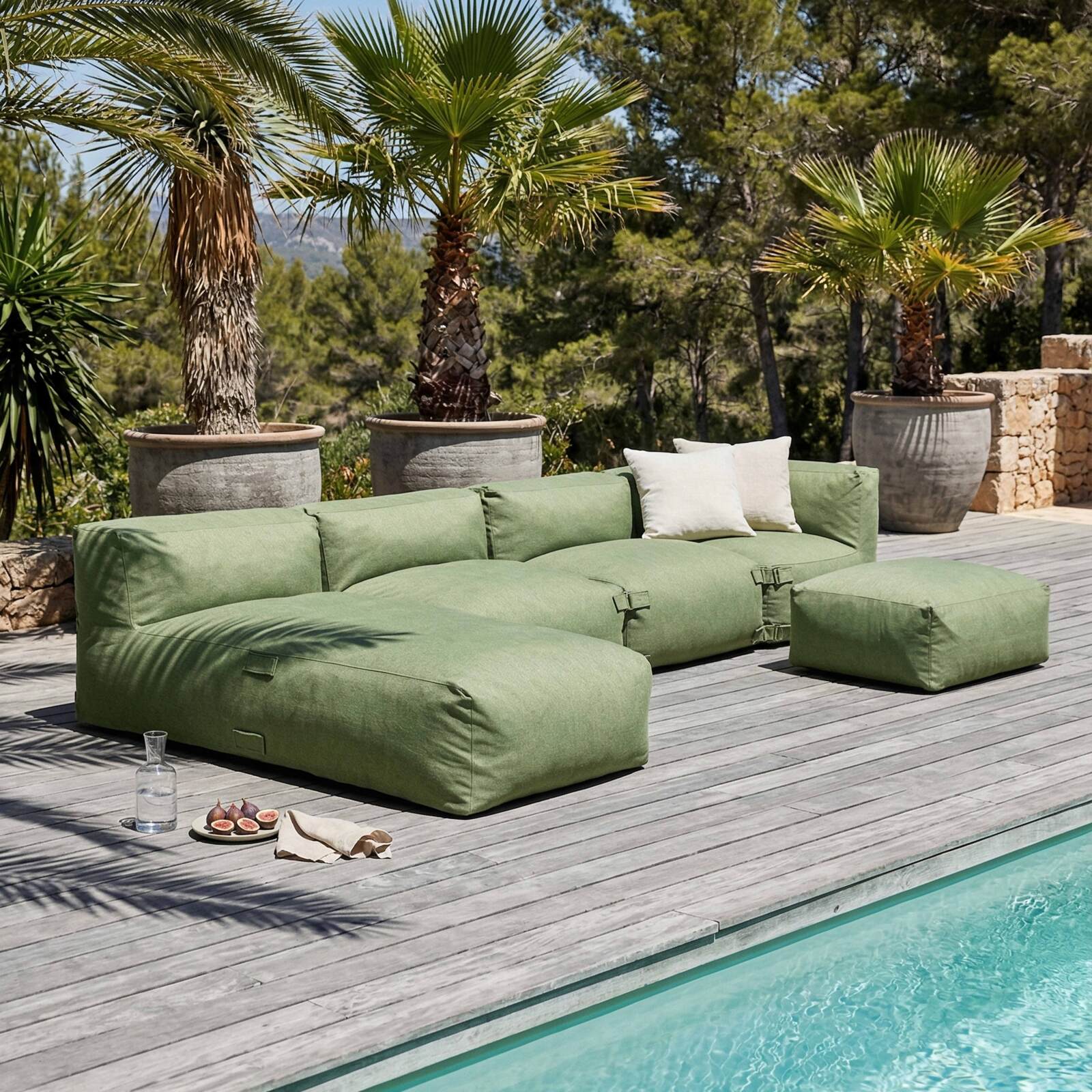 Modulare Gartenmöbel für 5 Personen bestehend aus 2 Kaminstühlen, 1 Ecksessel, 1 Chaiselongue und 1 Sitzsack