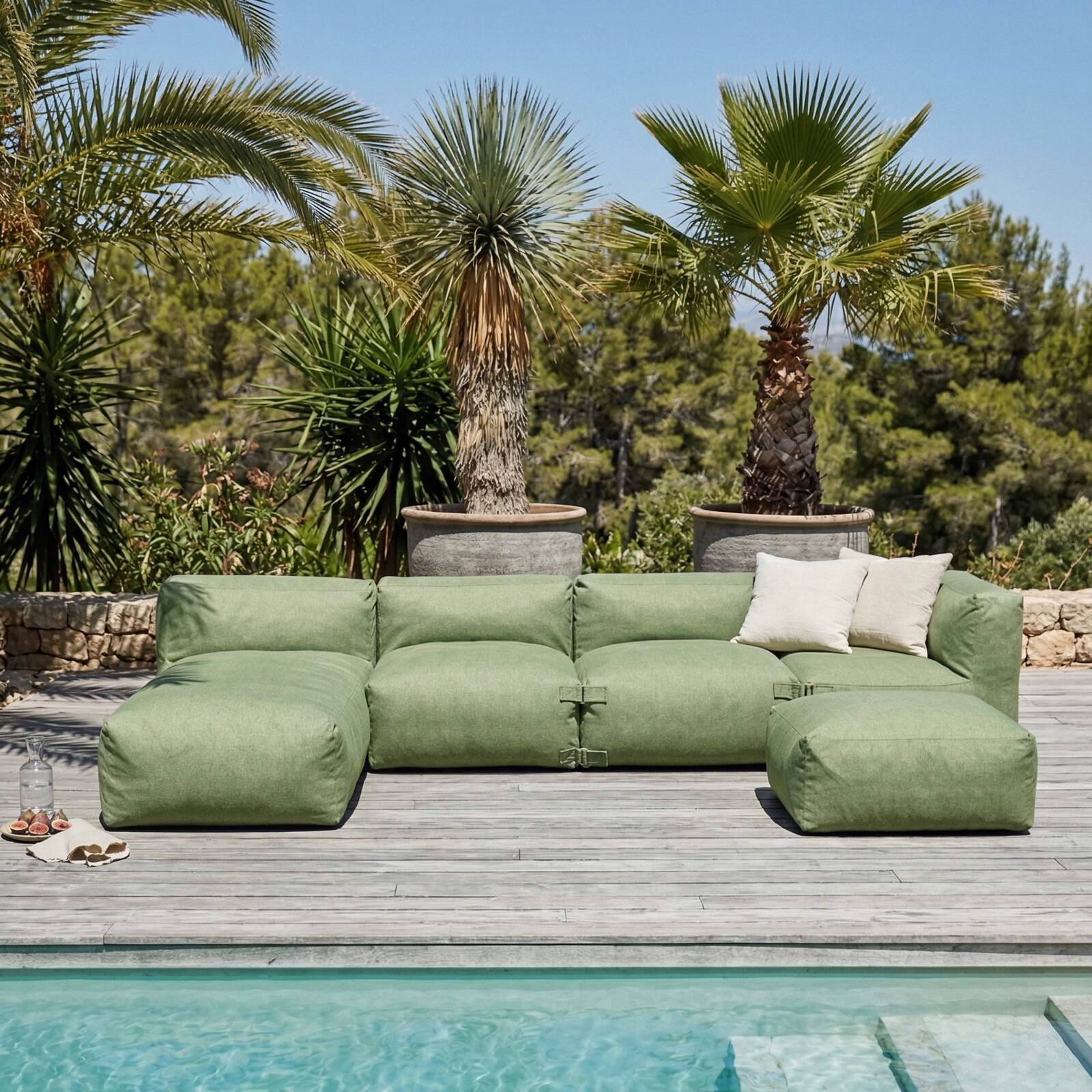 Modulare Gartenmöbel für 5 Personen bestehend aus 2 Kaminstühlen, 1 Ecksessel, 1 Chaiselongue und 1 Sitzsack