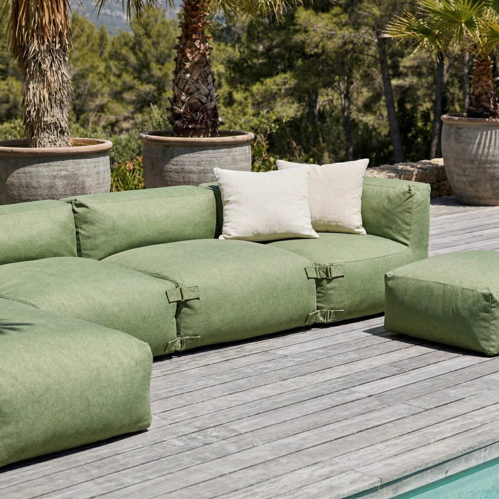 Modulare Gartenmöbel für 5 Personen bestehend aus 2 Kaminstühlen, 1 Ecksessel, 1 Chaiselongue und 1 Sitzsack
