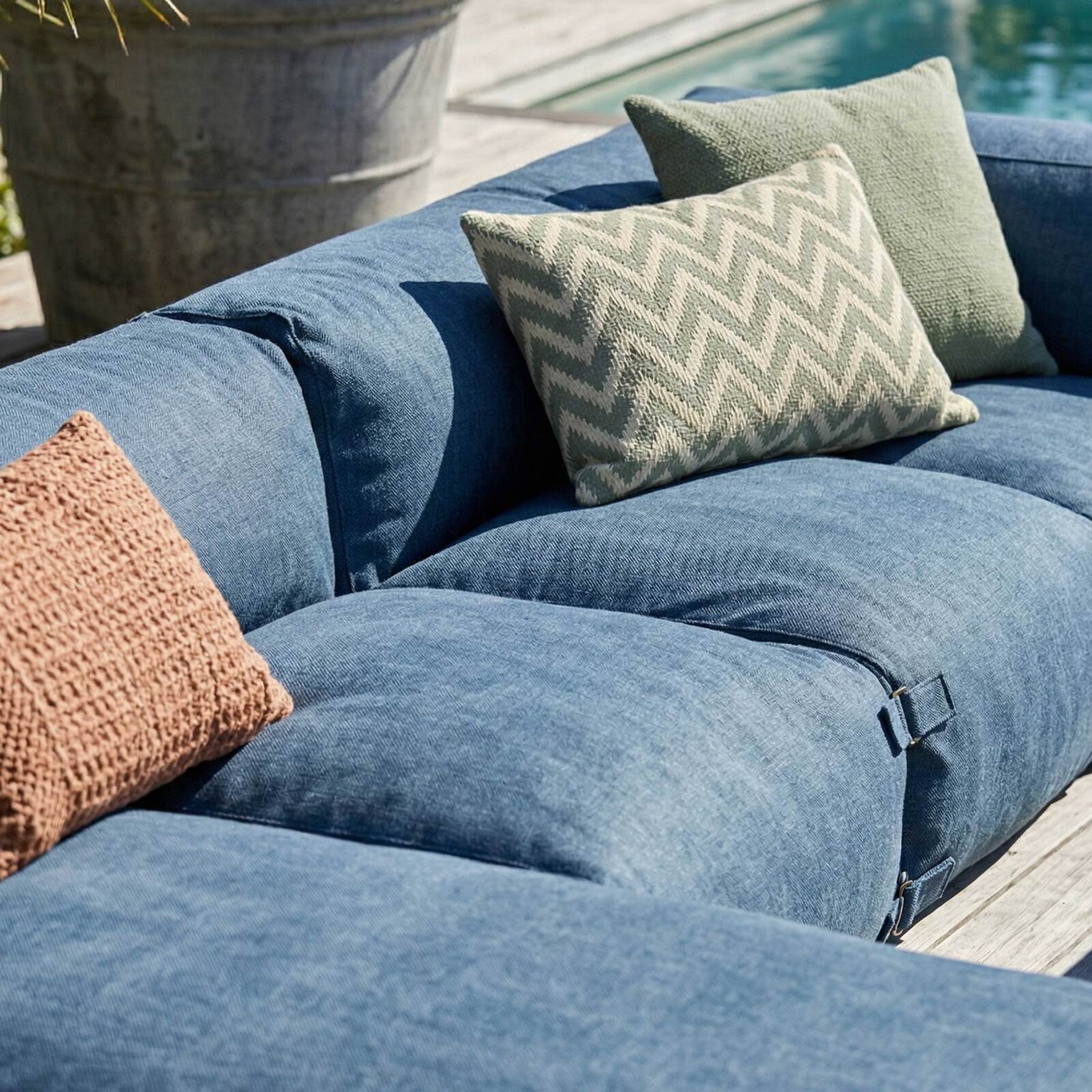 Modulare Gartenmöbel für 5 Personen bestehend aus 2 Kaminstühlen, 1 Ecksessel, 1 Chaiselongue und 1 Sitzsack