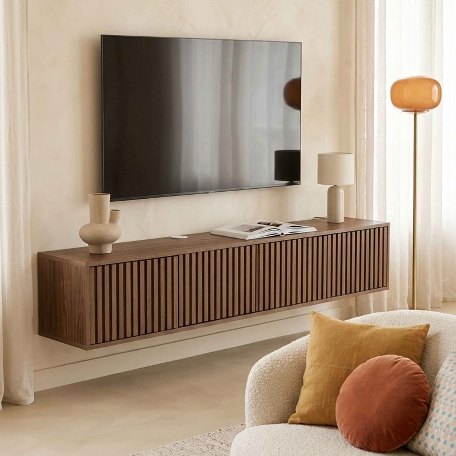 Hängendes Lowboard aus heller Holzoptik, 160 cm, skandinavischer Stil