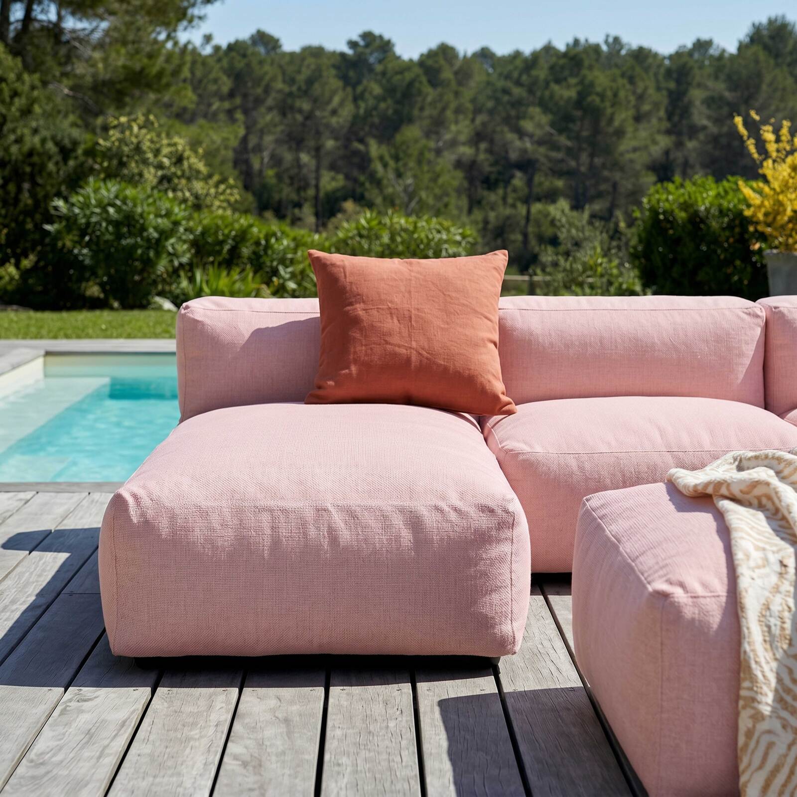 Modulare Gartenmöbel für 7 Personen bestehend aus 5 Kaminstühlen, 1 Ecksessel, 1 Chaiselongue und 1 Sitzsack