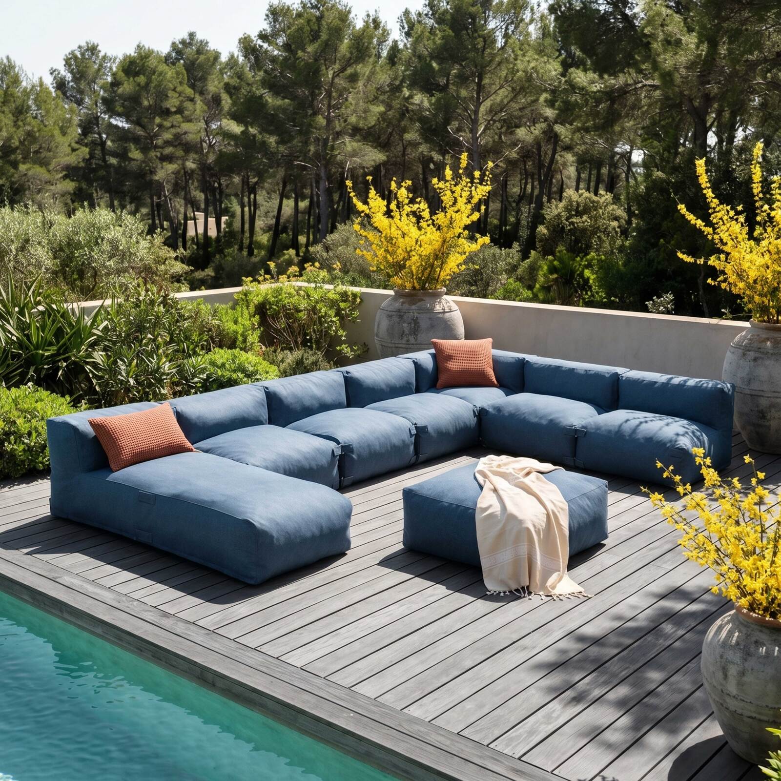Modulare Gartenmöbel für 7 Personen bestehend aus 5 Kaminstühlen, 1 Ecksessel, 1 Chaiselongue und 1 Sitzsack