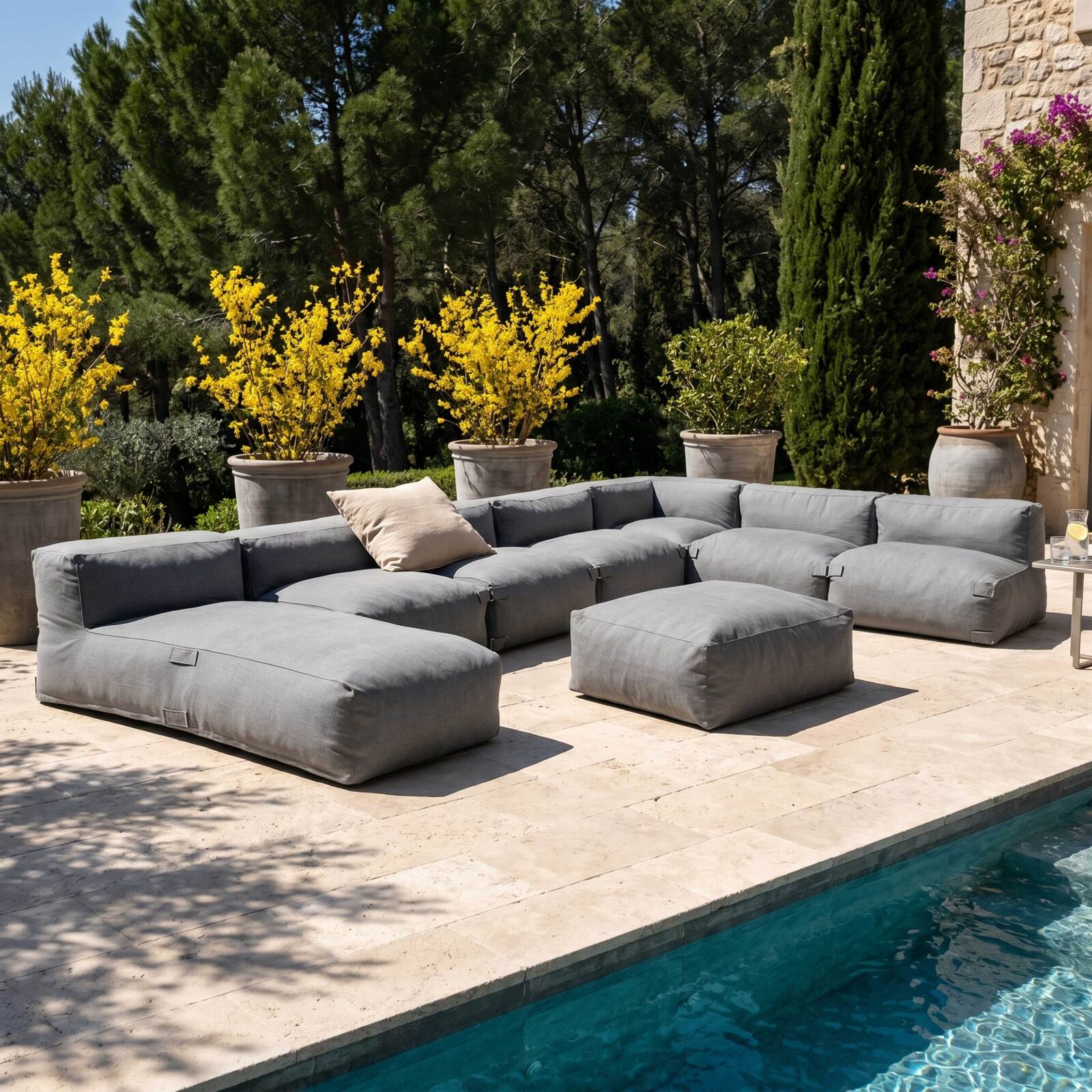Modulare Gartenmöbel für 7 Personen bestehend aus 5 Kaminstühlen, 1 Ecksessel, 1 Chaiselongue und 1 Sitzsack