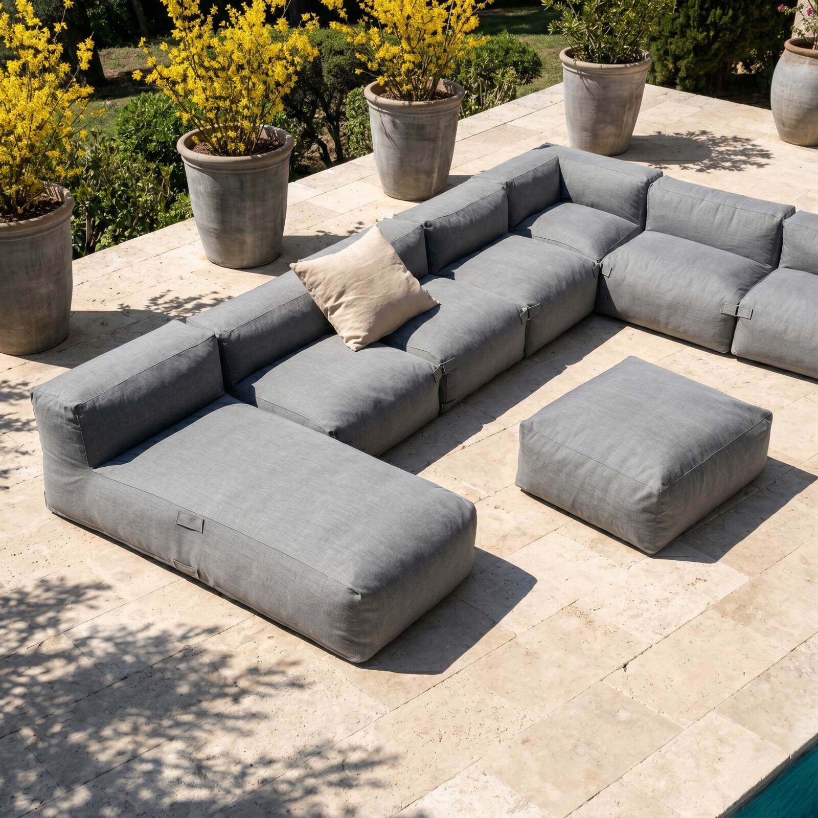 Modulare Gartenmöbel für 7 Personen bestehend aus 5 Kaminstühlen, 1 Ecksessel, 1 Chaiselongue und 1 Sitzsack