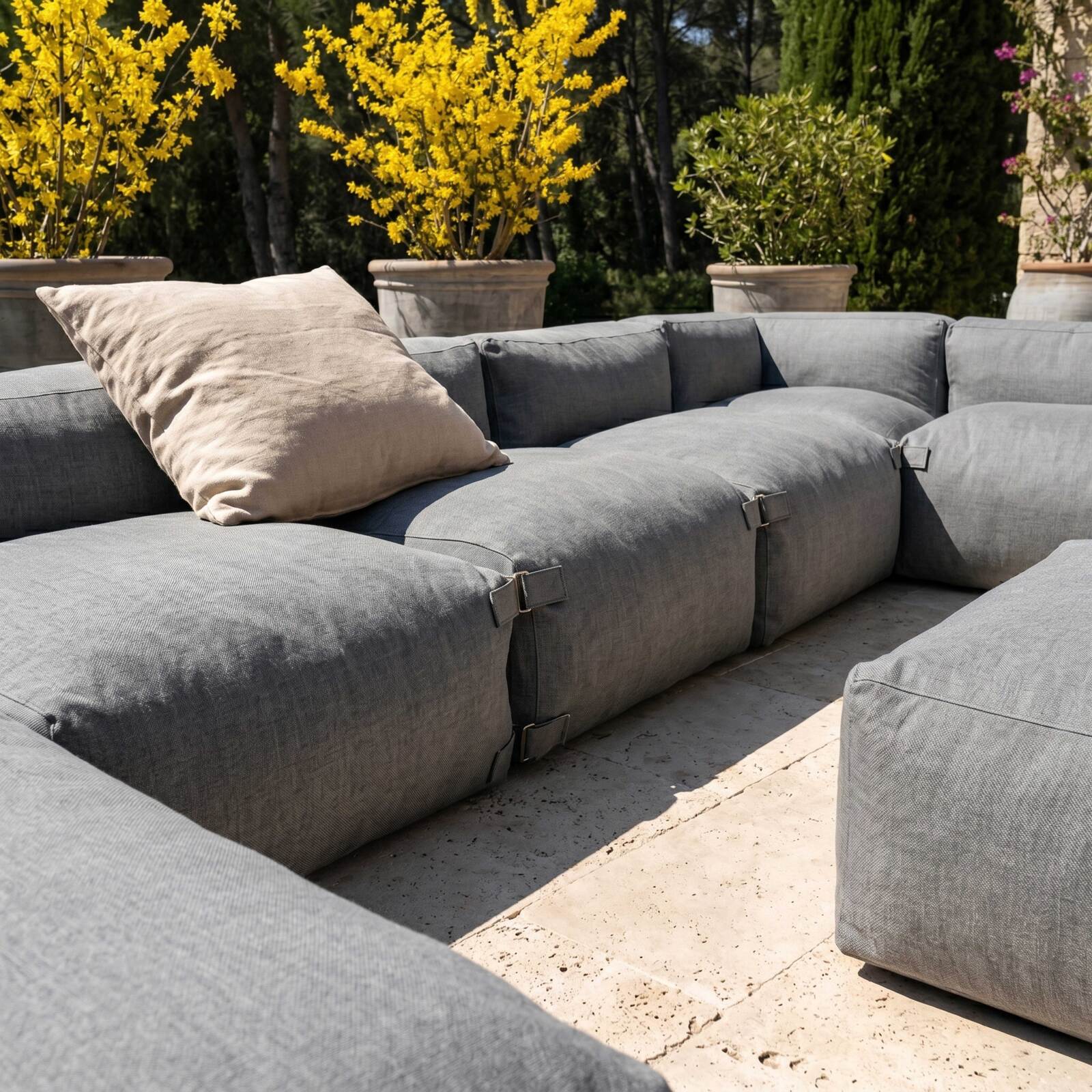 Modulare Gartenmöbel für 7 Personen bestehend aus 5 Kaminstühlen, 1 Ecksessel, 1 Chaiselongue und 1 Sitzsack