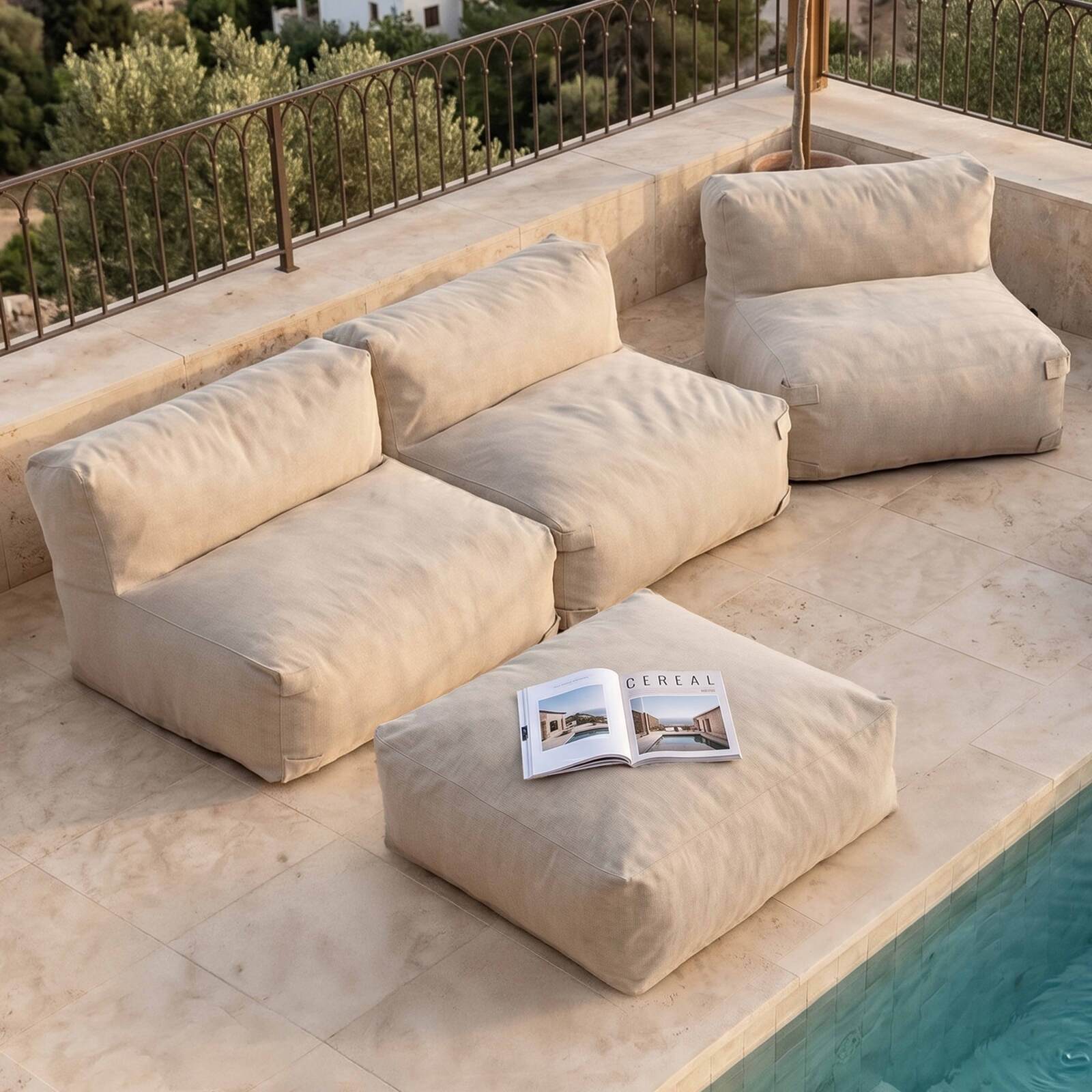 Modulare Gartenmöbel für 4 Personen bestehend aus 3 Sesseln und 1 Sitzsack