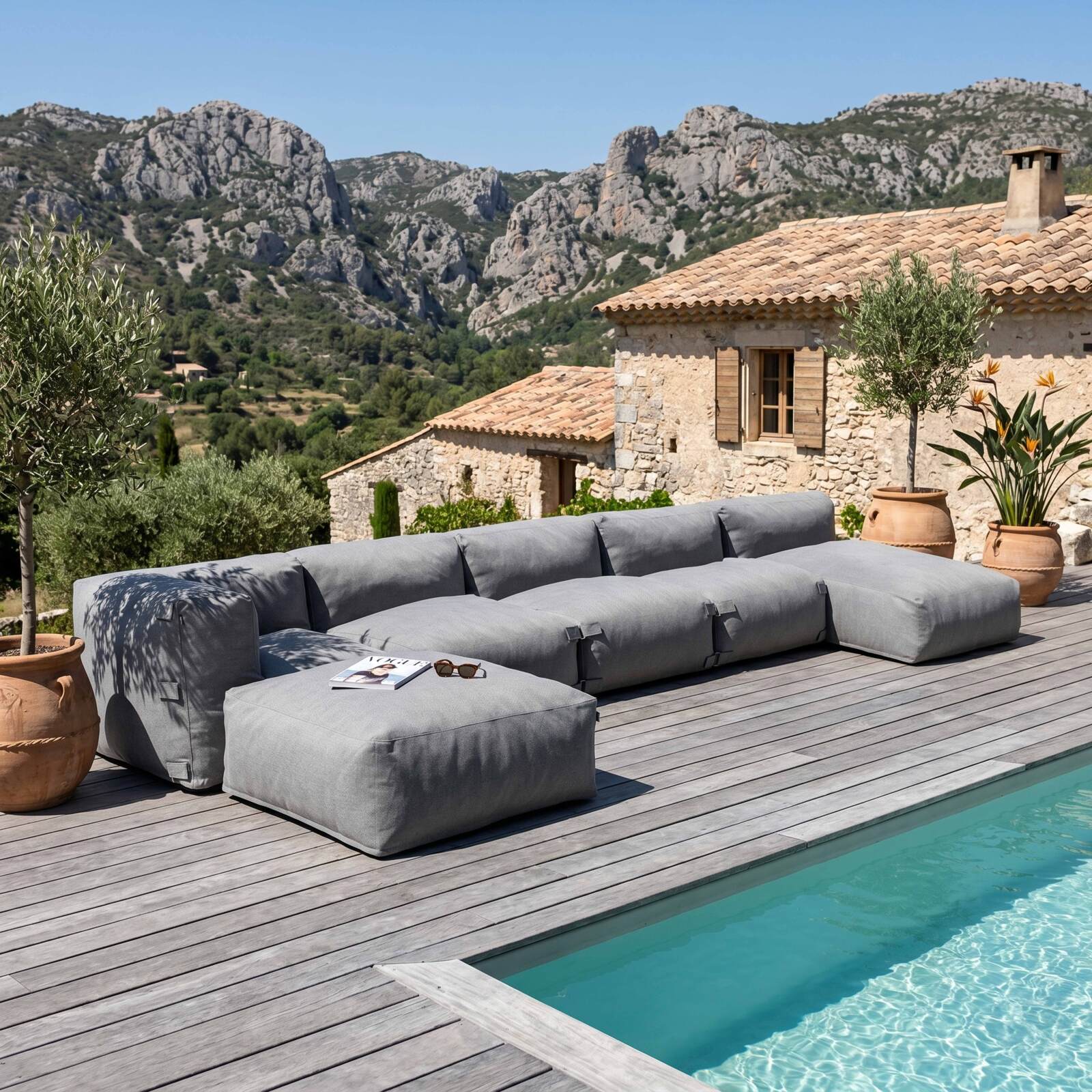Modulare Gartenmöbel für 6 Personen bestehend aus 3 Kaminstühlen, 1 Ecksessel, 1 Chaiselongue und 1 Sitzsack