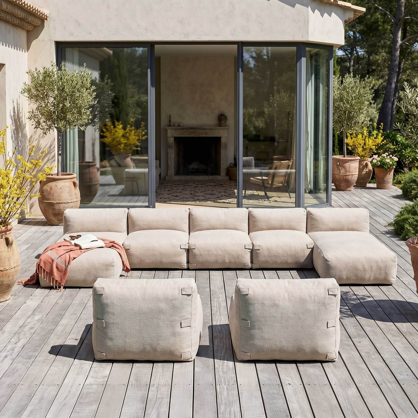 Modulare Gartenmöbel für 7 Personen bestehend aus 5 Sesseln und 2 Chaiselongues
