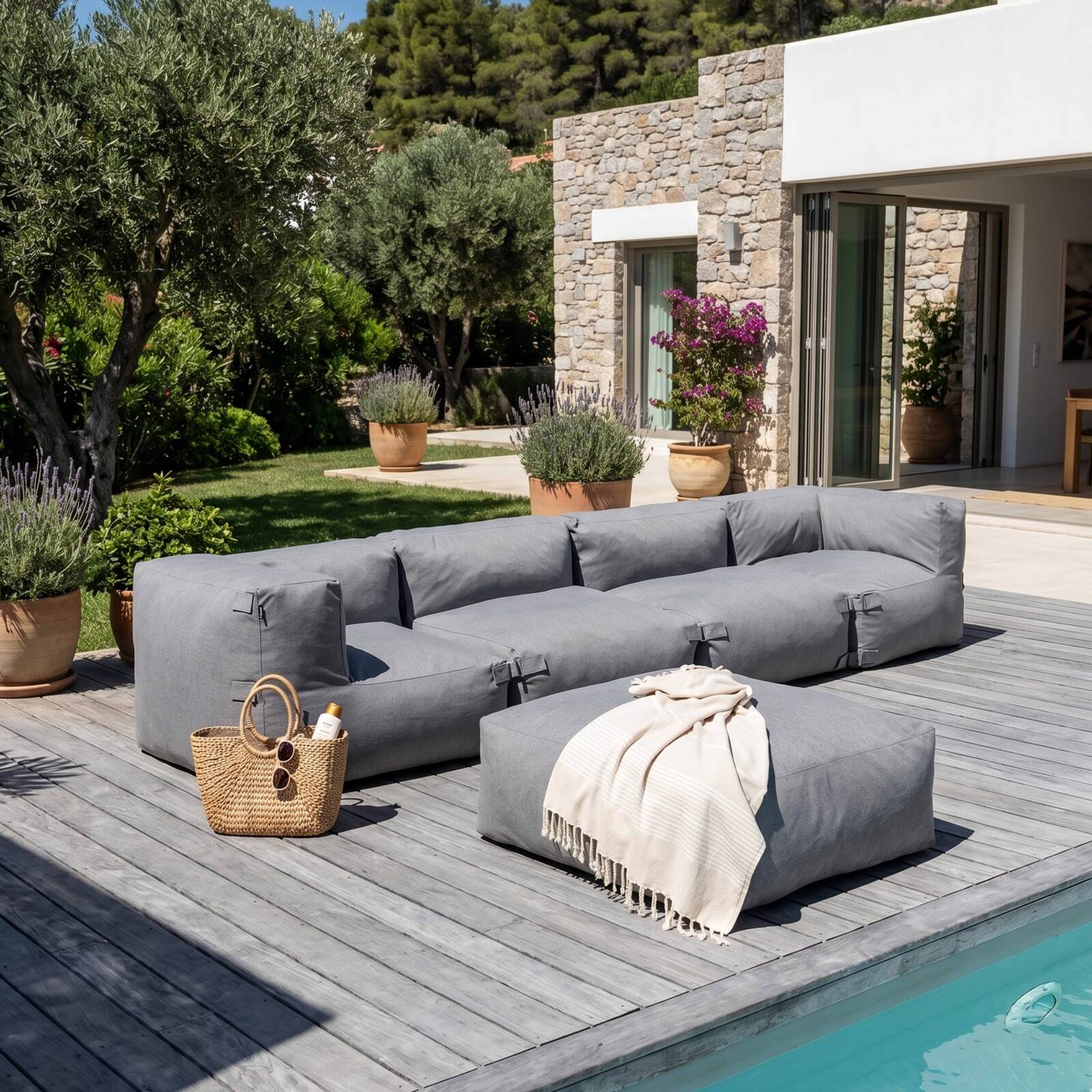 Modulare Gartenmöbel für 5 Personen bestehend aus 2 niedrigen Sesseln, 2 Ecksesseln und 1 Sitzsack