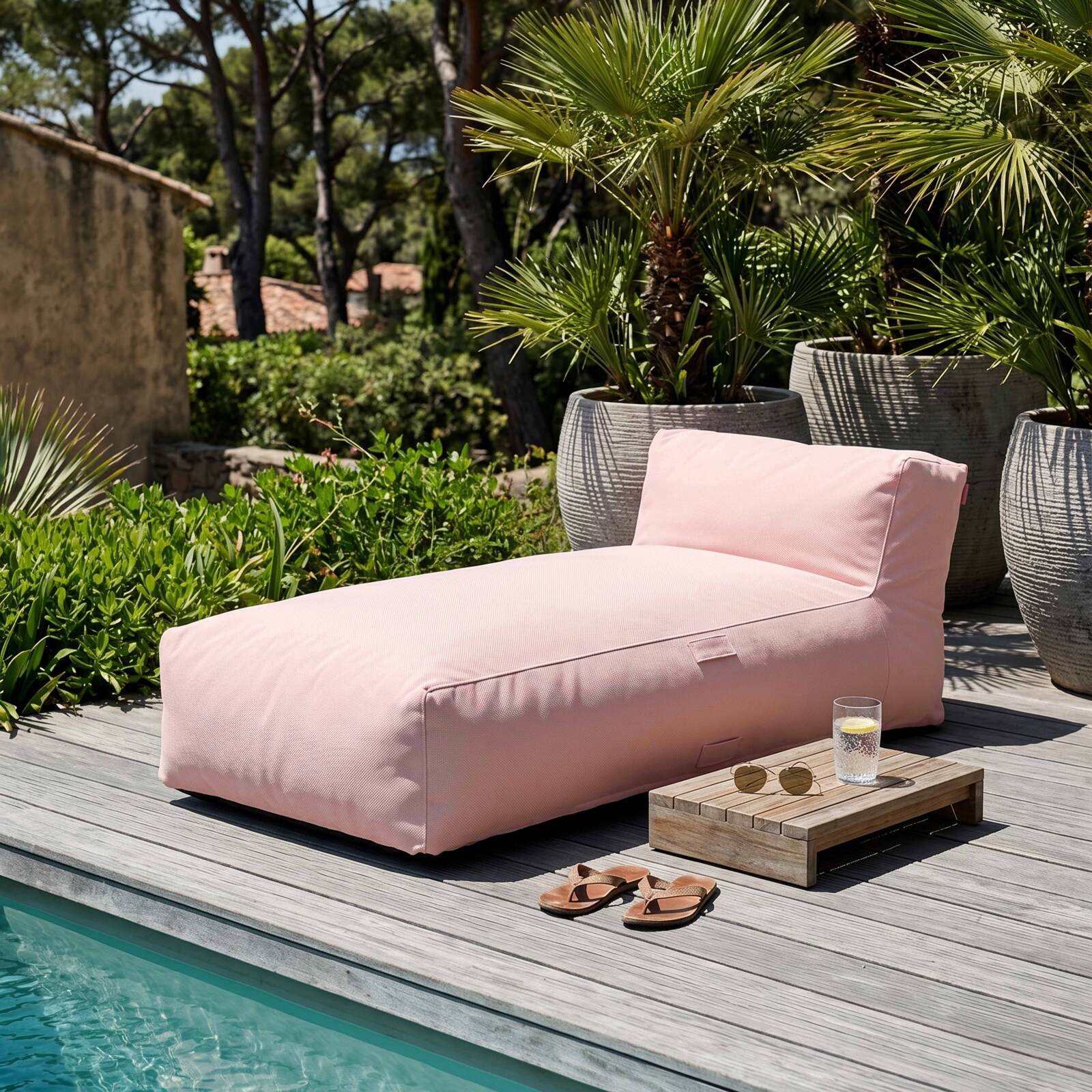 Modulare Gartenmöbel für 7 Personen bestehend aus 5 Kaminstühlen, 1 Ecksessel, 1 Chaiselongue und 1 Sitzsack