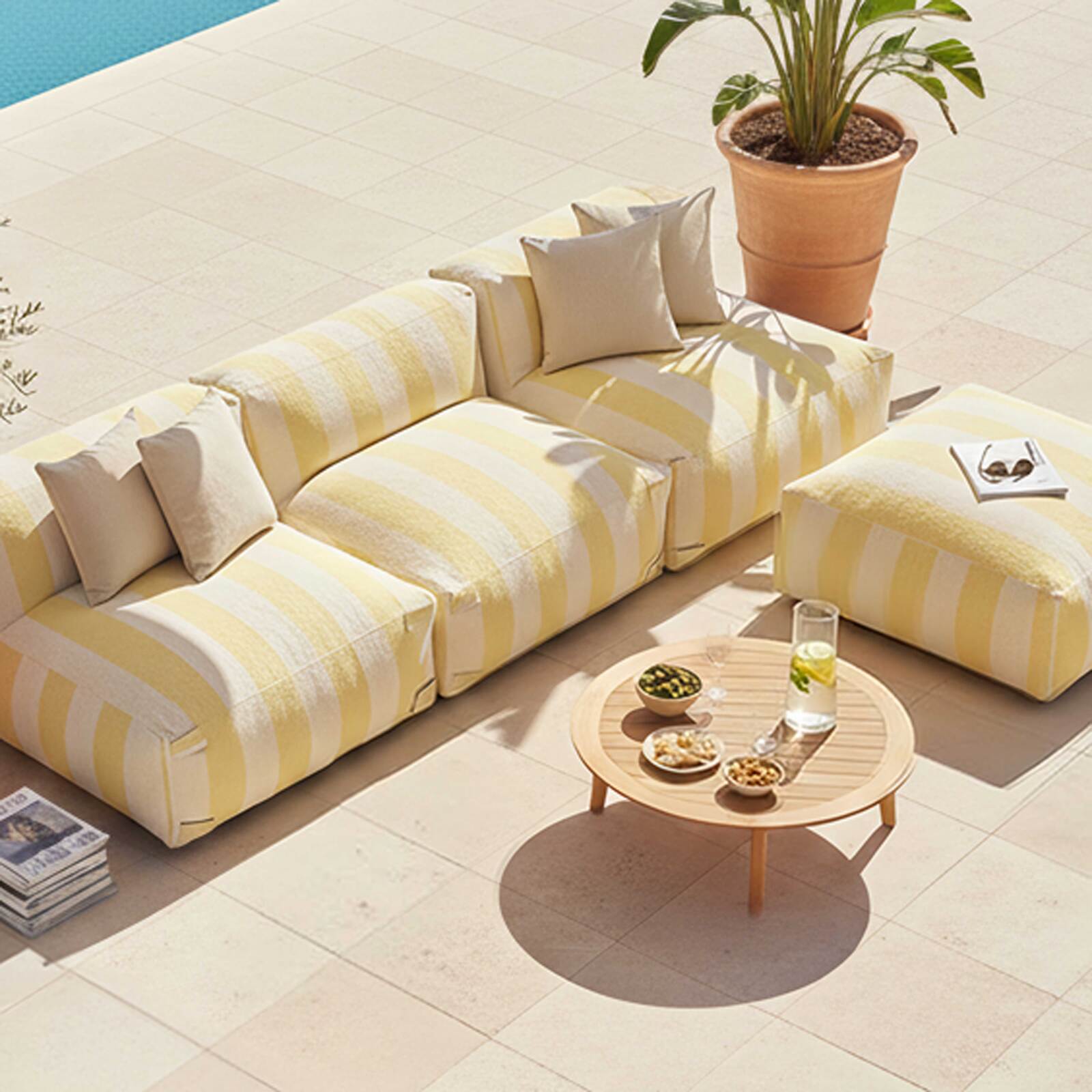 Sessel im gestreiften Design für ein modulares Outdoor-Sofa
