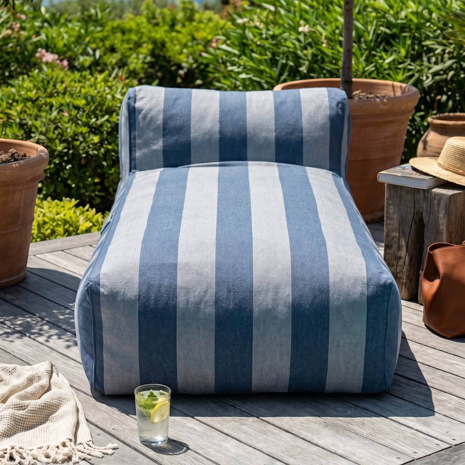 Chaiselongue im gestreiften Design für ein modulares Outdoor-Sofa