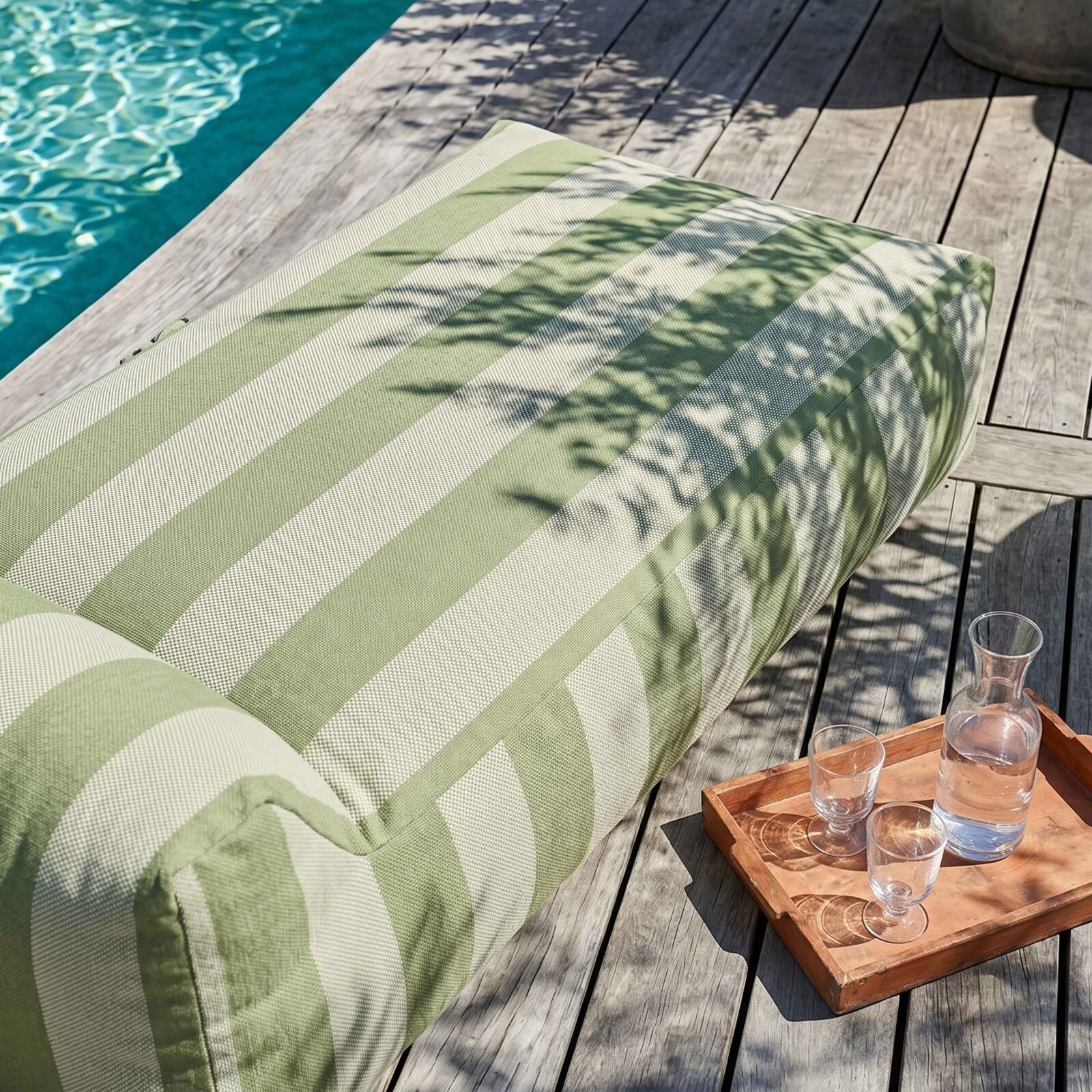 Chaiselongue im gestreiften Design für ein modulares Outdoor-Sofa