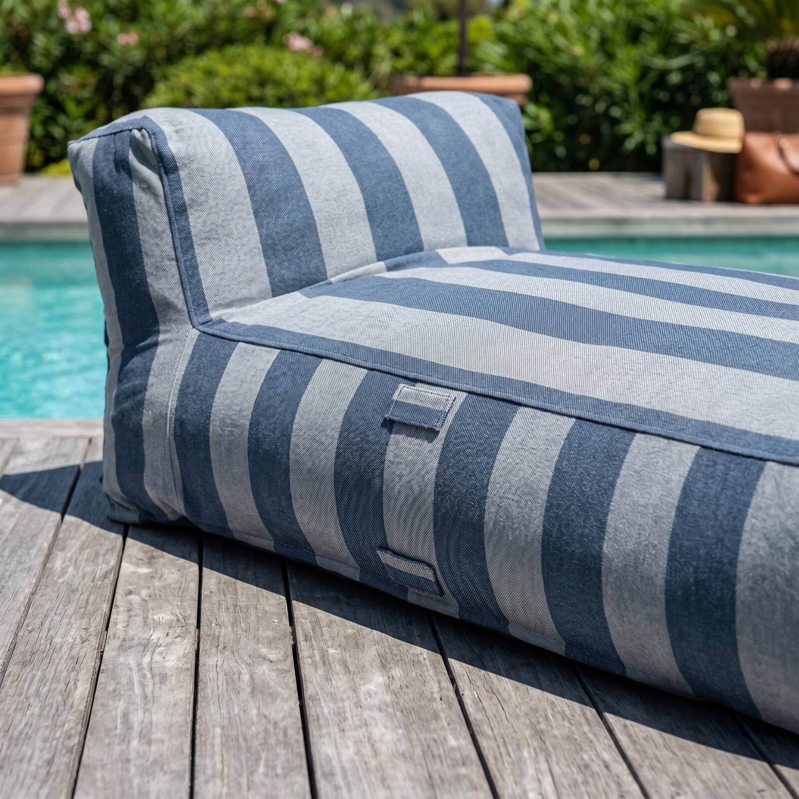 Chaiselongue im gestreiften Design für ein modulares Outdoor-Sofa