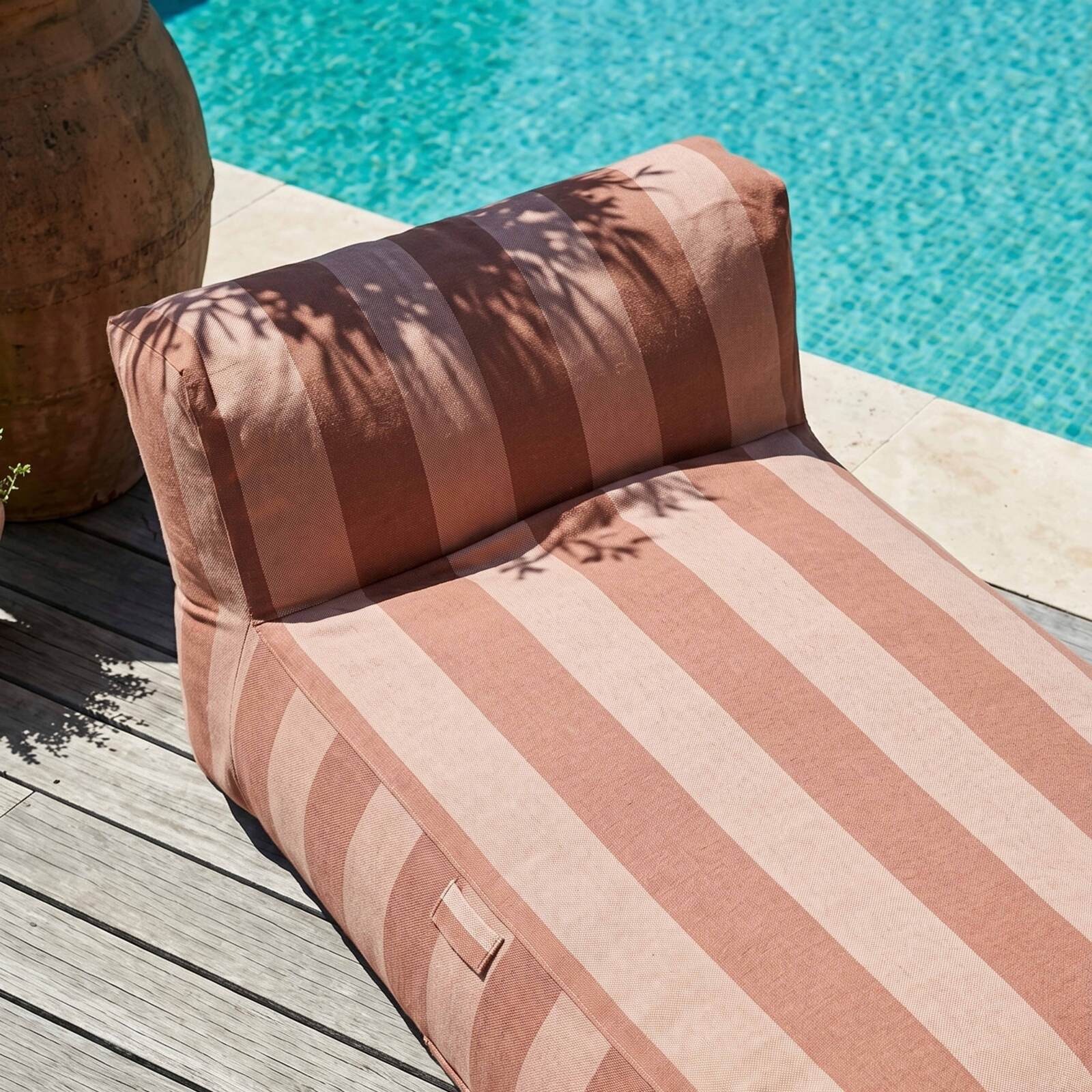 Chaiselongue im gestreiften Design für ein modulares Outdoor-Sofa