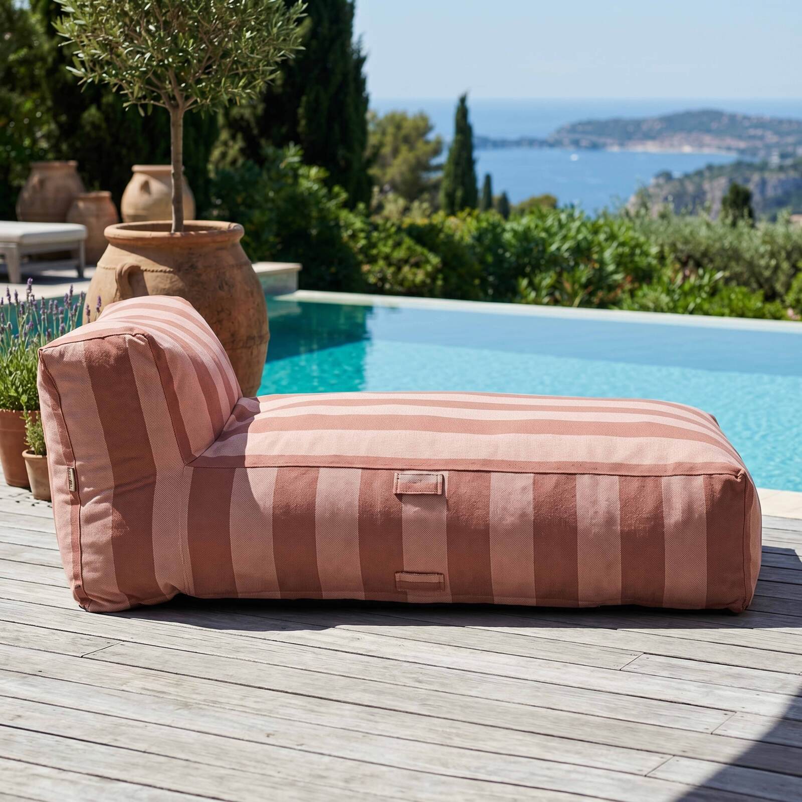 Chaiselongue im gestreiften Design für ein modulares Outdoor-Sofa