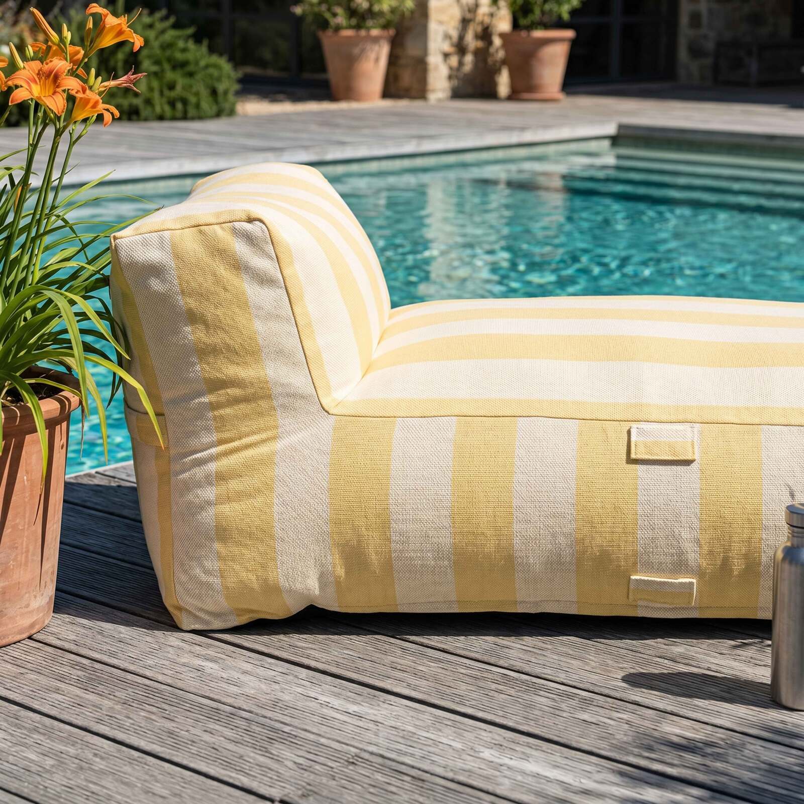 Chaiselongue im gestreiften Design für ein modulares Outdoor-Sofa