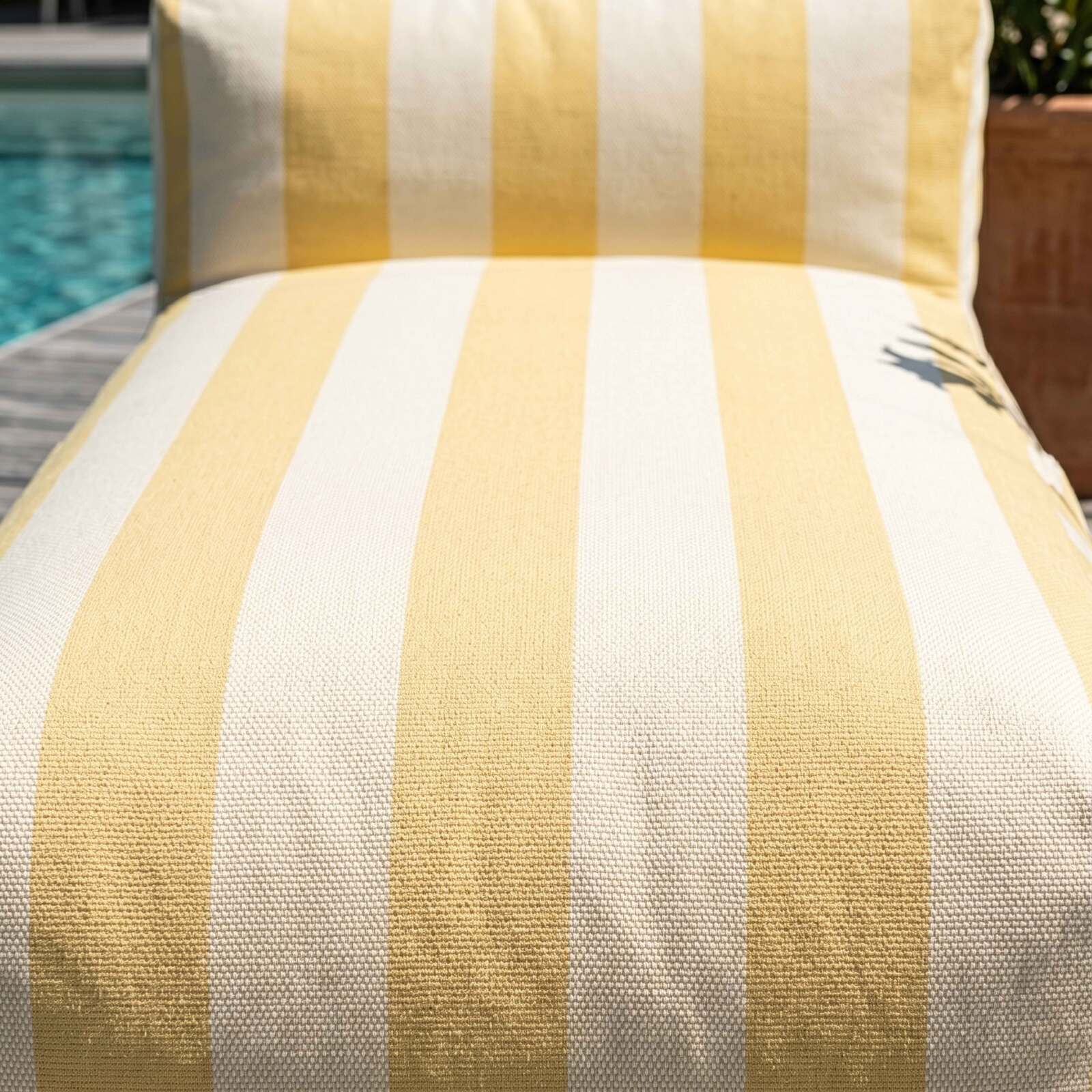 Chaiselongue im gestreiften Design für ein modulares Outdoor-Sofa
