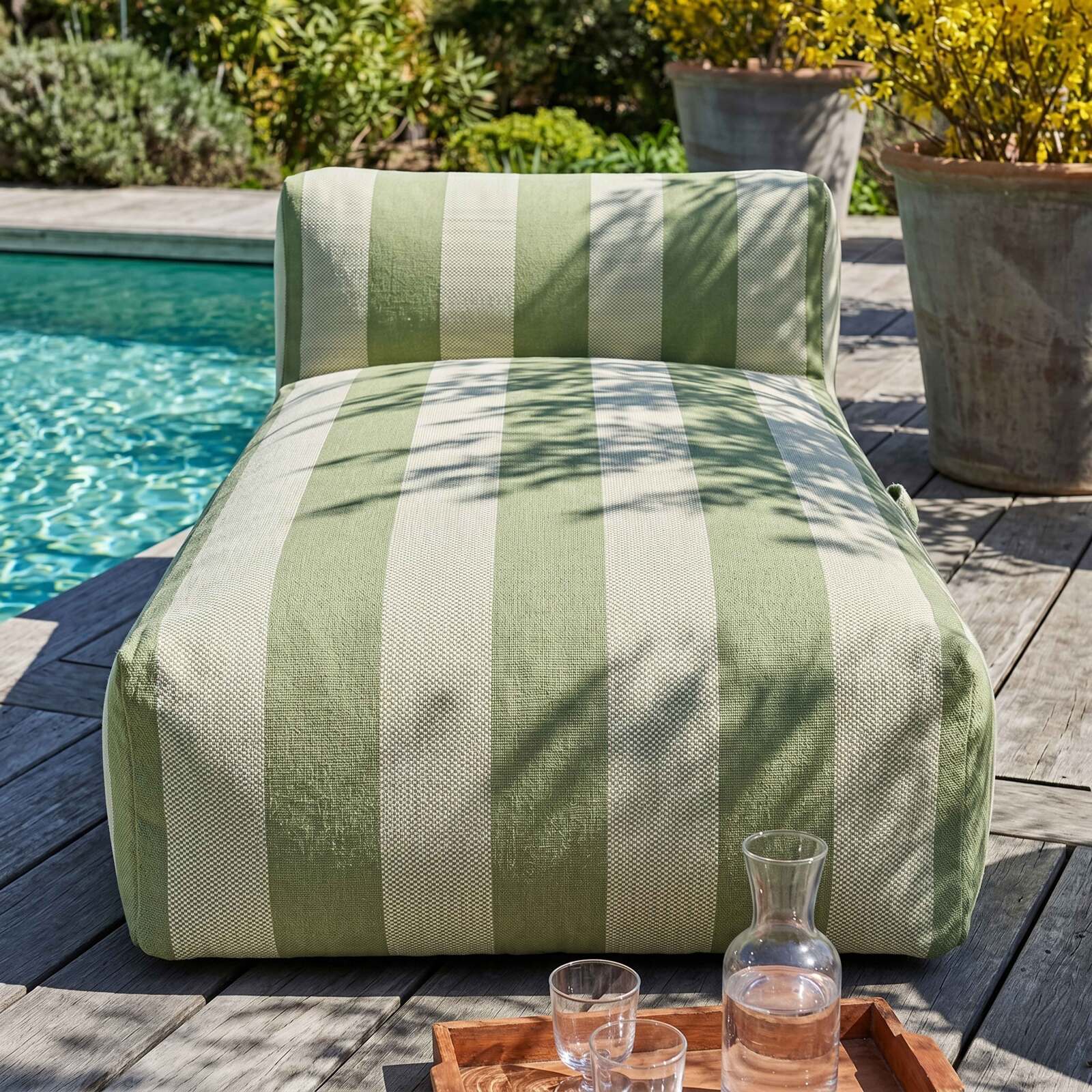 Chaiselongue im gestreiften Design für ein modulares Outdoor-Sofa