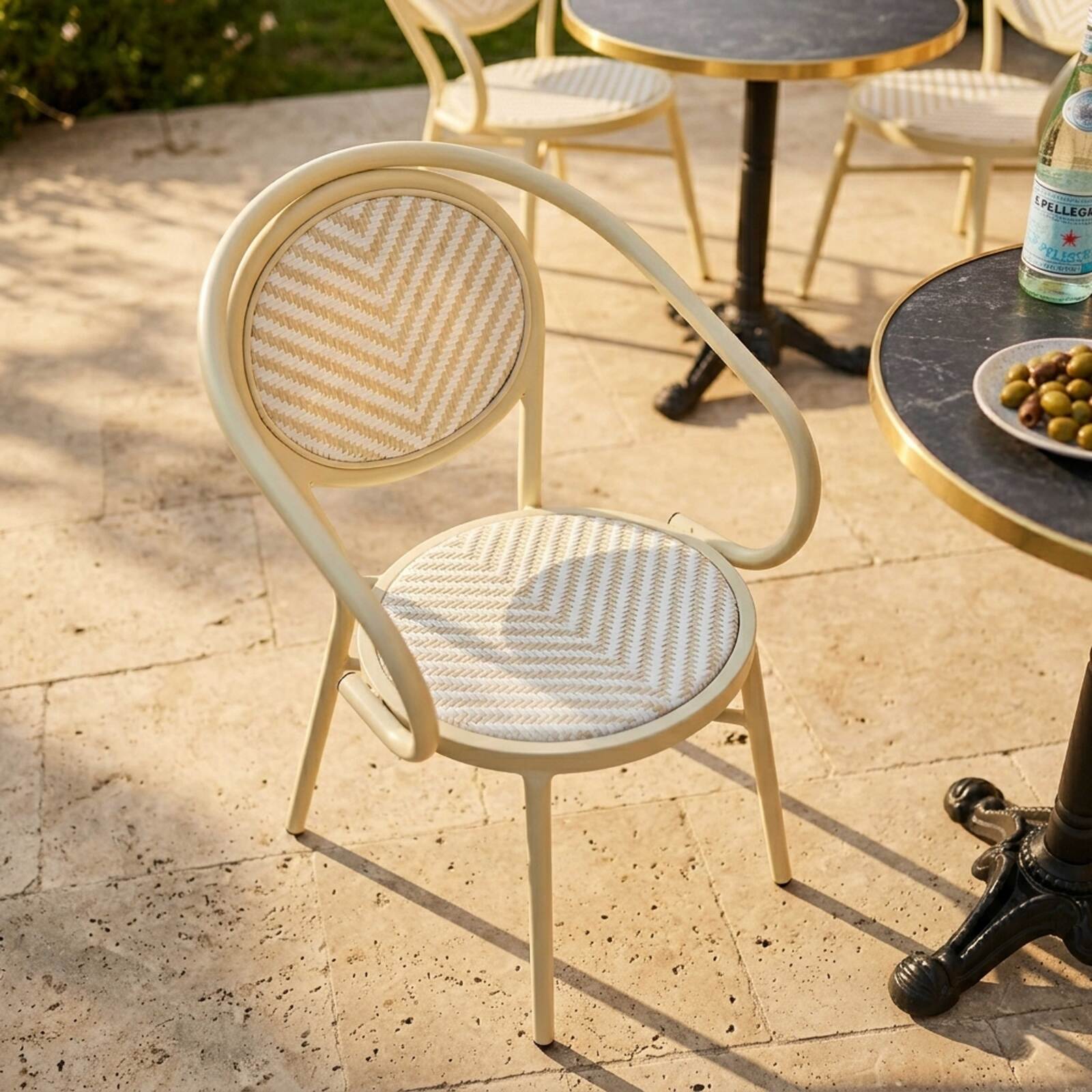 Gartenstuhl Pariser Bistro-Stil aus Aluminium und synthetischem Rattan mit Armlehnen, Fischgrätenmuster