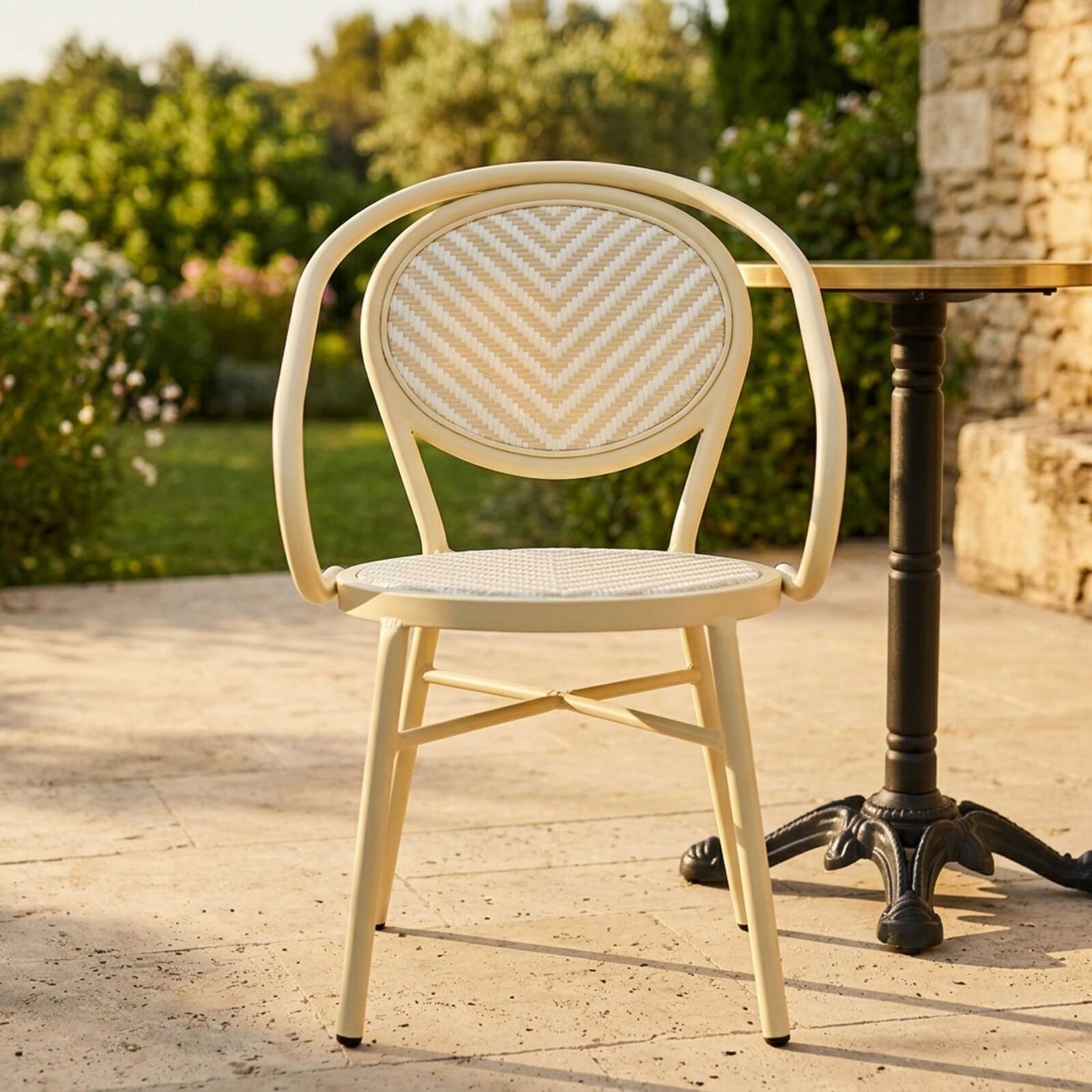 Gartenstuhl Pariser Bistro-Stil aus Aluminium und synthetischem Rattan mit Armlehnen, Fischgrätenmuster