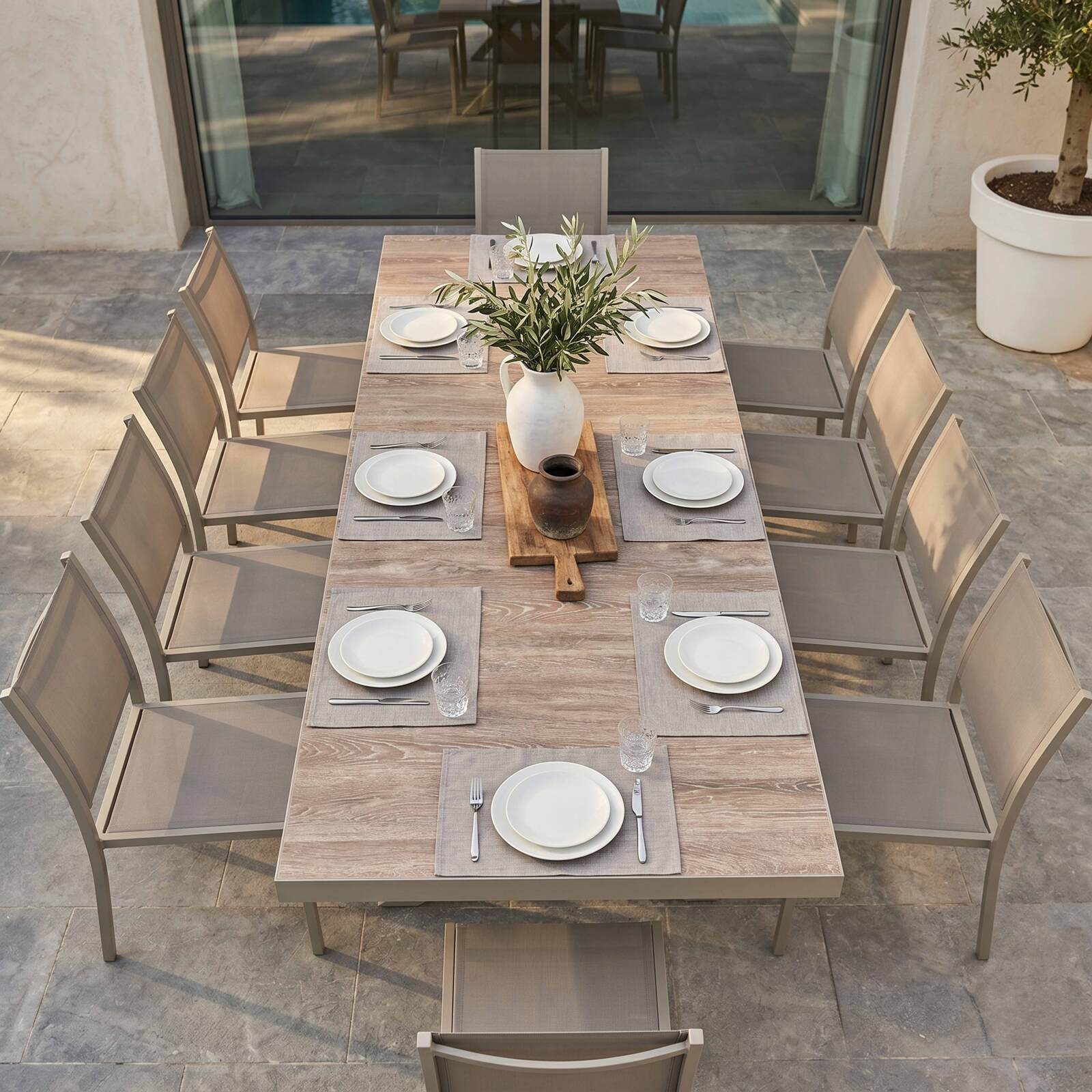 Gartentisch aus Aluminium und Keramik mit Holzoptik, 201 x 100 cm, und 10 Stühle aus Textilene stapelbar