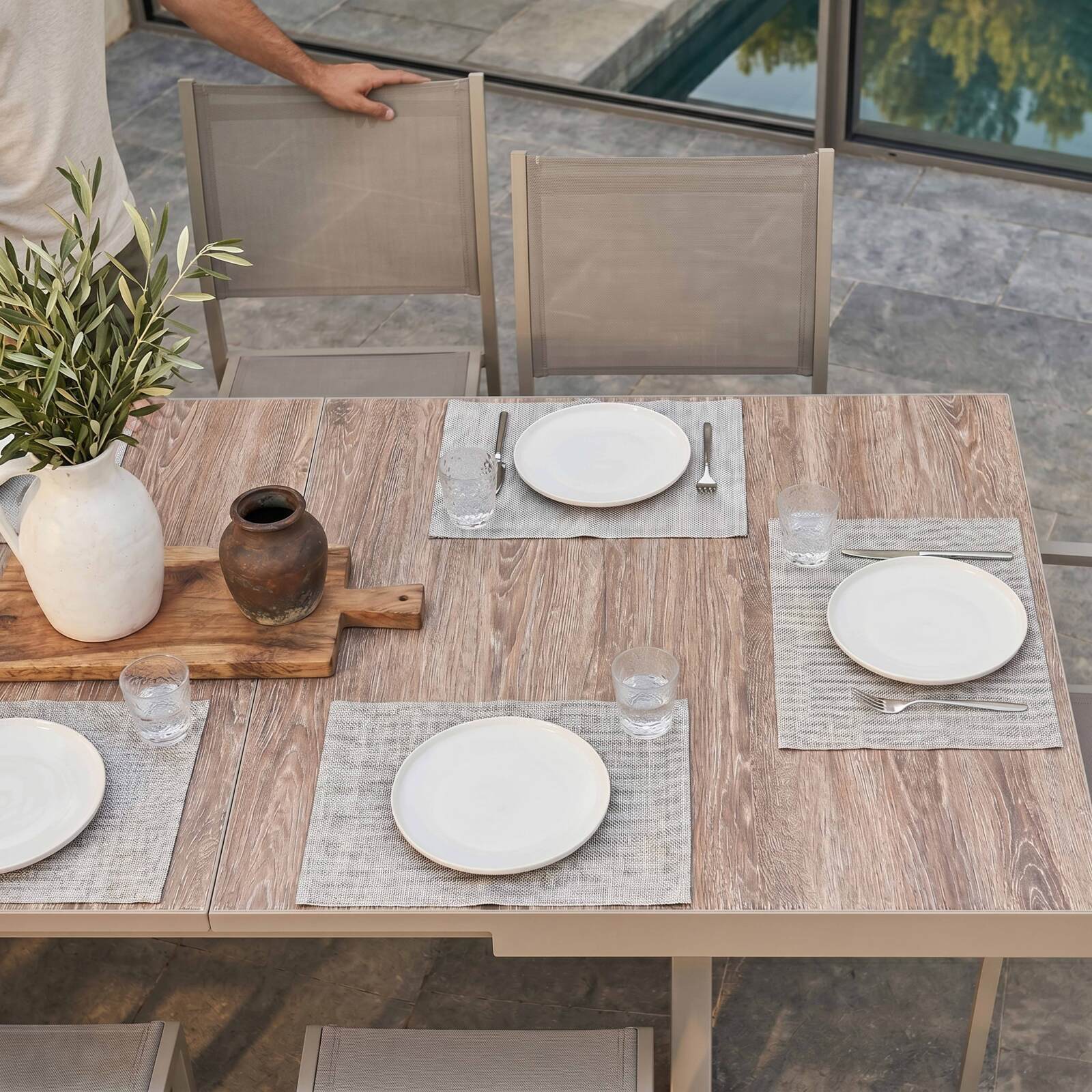Gartentisch aus Aluminium und Keramik mit Holzoptik, 201 x 100 cm, und 10 Stühle aus Textilene stapelbar